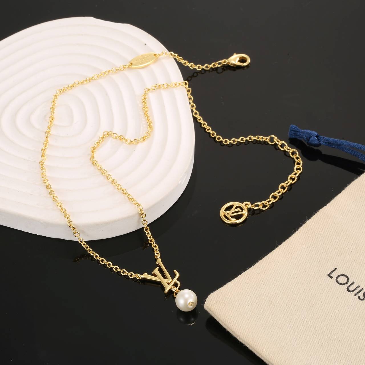 LOUIS VUITTON ルイヴィトン レディース ネックレス LVイニシャル ポール プラスチック GP ブランドアクセサリー 普段使い - 画像 3
