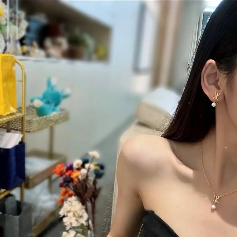 LOUIS VUITTON ルイヴィトン レディース ネックレス LVイニシャル ポール プラスチック GP ブランドアクセサリー 普段使い - 画像 5
