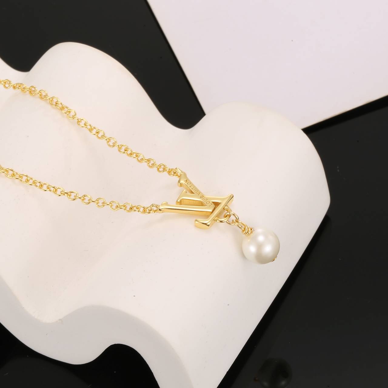 LOUIS VUITTON ルイヴィトン レディース ネックレス LVイニシャル ポール プラスチック GP ブランドアクセサリー 普段使い - 画像 6