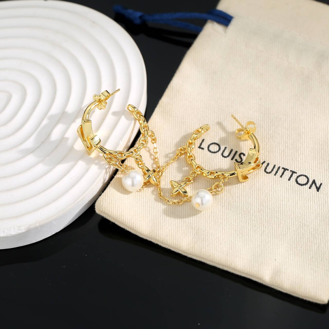LOUIS VUITTON ルイヴィトン レディース ピアス LVイニシャル メタル ゴールド仕上げ ブランドアクセサリー 普段使い - 画像 2
