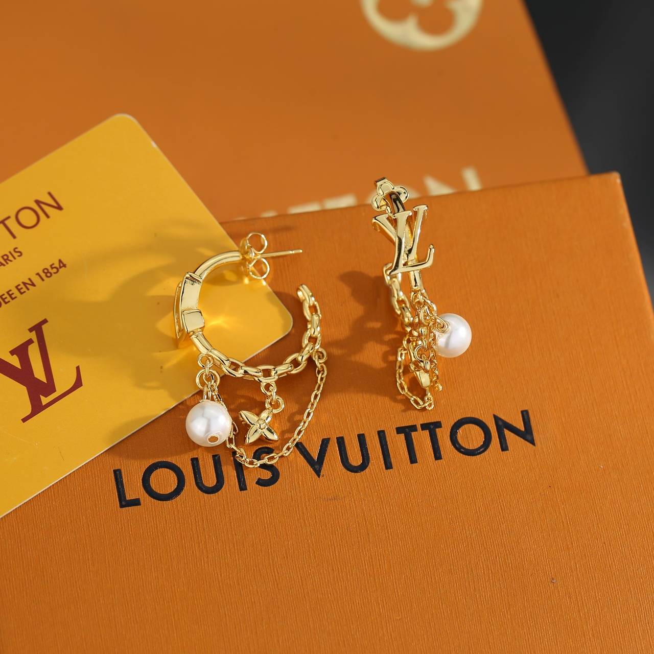 LOUIS VUITTON ルイヴィトン レディース ピアス LVイニシャル メタル ゴールド仕上げ ブランドアクセサリー 普段使い - 画像 6