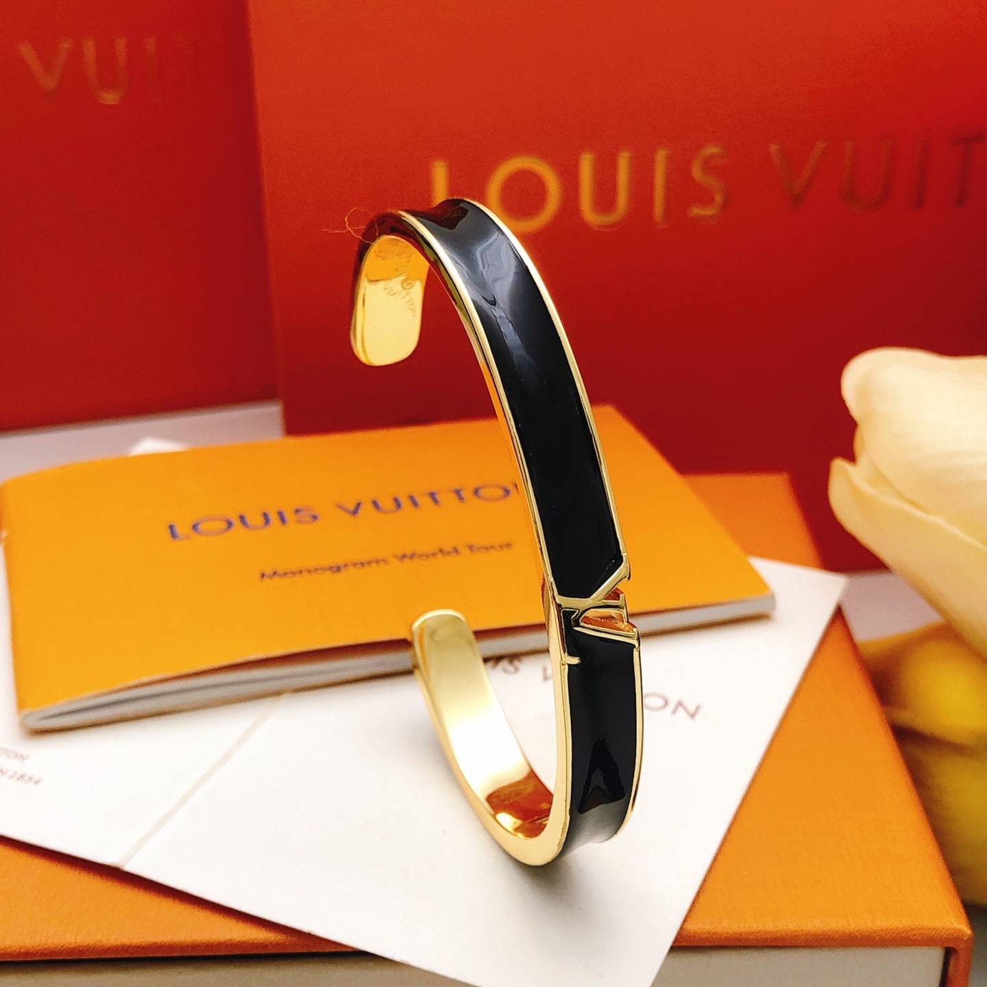 LOUIS VUITTON ルイヴィトン レディース ブレスレット モノグラム エッセンシャルV ゴールド仕上げ シルバーカラー ブランドアクセサリー プチギフ