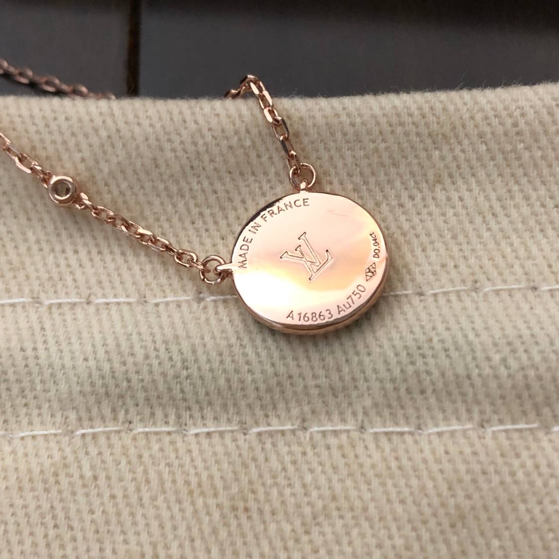 LOUIS VUITTON ルイヴィトン レディース ネックレス モノグラム ゴールド仕上げ ブランドアクセサリー ロゴネックレス - 画像 4