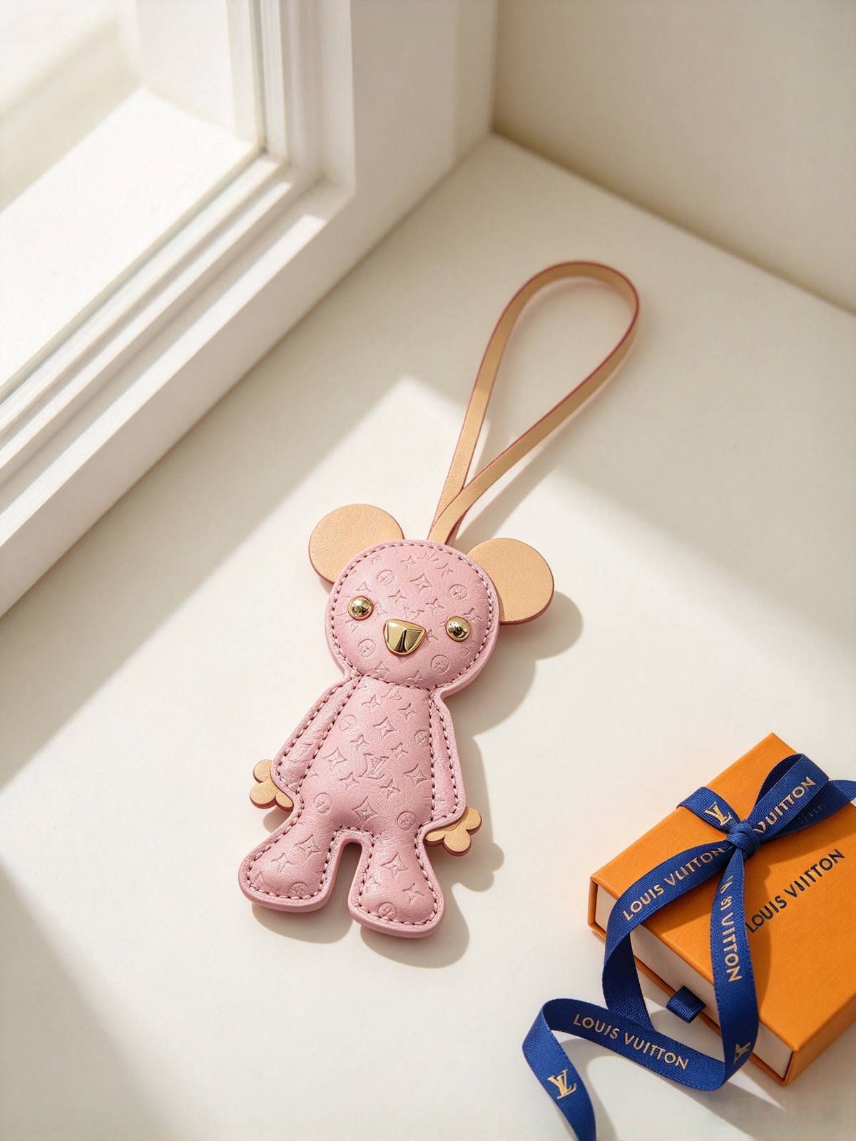LOUIS VUITTON ルイヴィトン レディース キーホルダー モノグラム レザー キャラクター キーリング ブランドアクセサリー ギフト - 画像 2