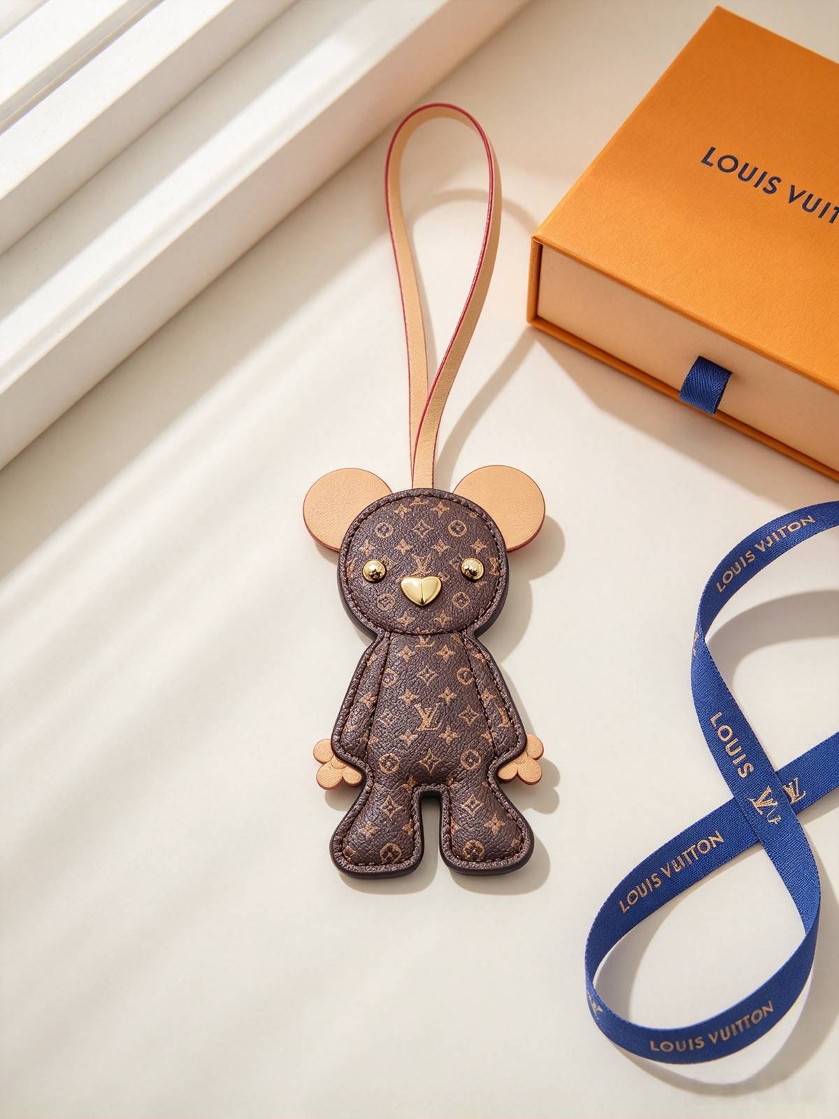 LOUIS VUITTON ルイヴィトン レディース キーホルダー モノグラム レザー キャラクター キーリング ブランドアクセサリー ギフト - 画像 3