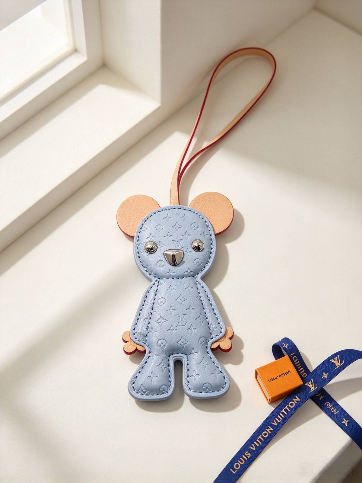 LOUIS VUITTON ルイヴィトン レディース キーホルダー モノグラム レザー キャラクター キーリング ブランドアクセサリー ギフト - 画像 4