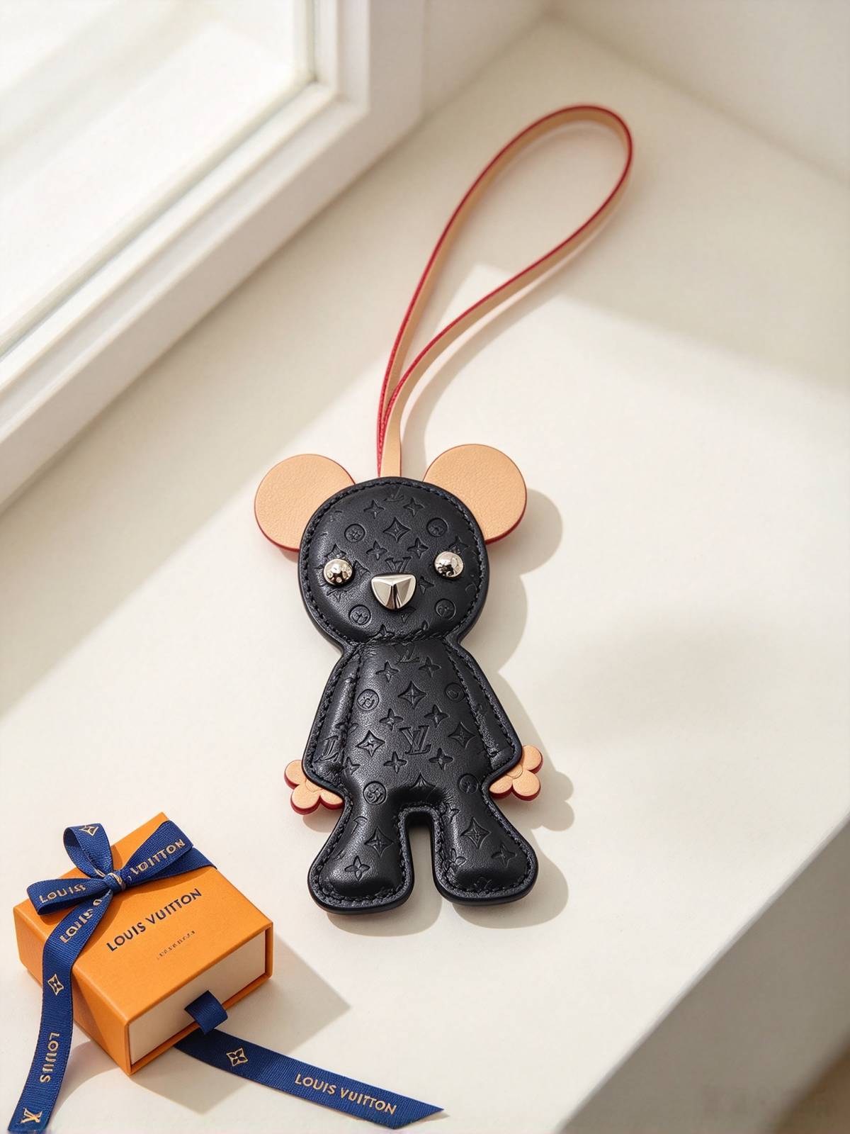 LOUIS VUITTON ルイヴィトン レディース キーホルダー モノグラム レザー キャラクター キーリング ブランドアクセサリー ギフト - 画像 5