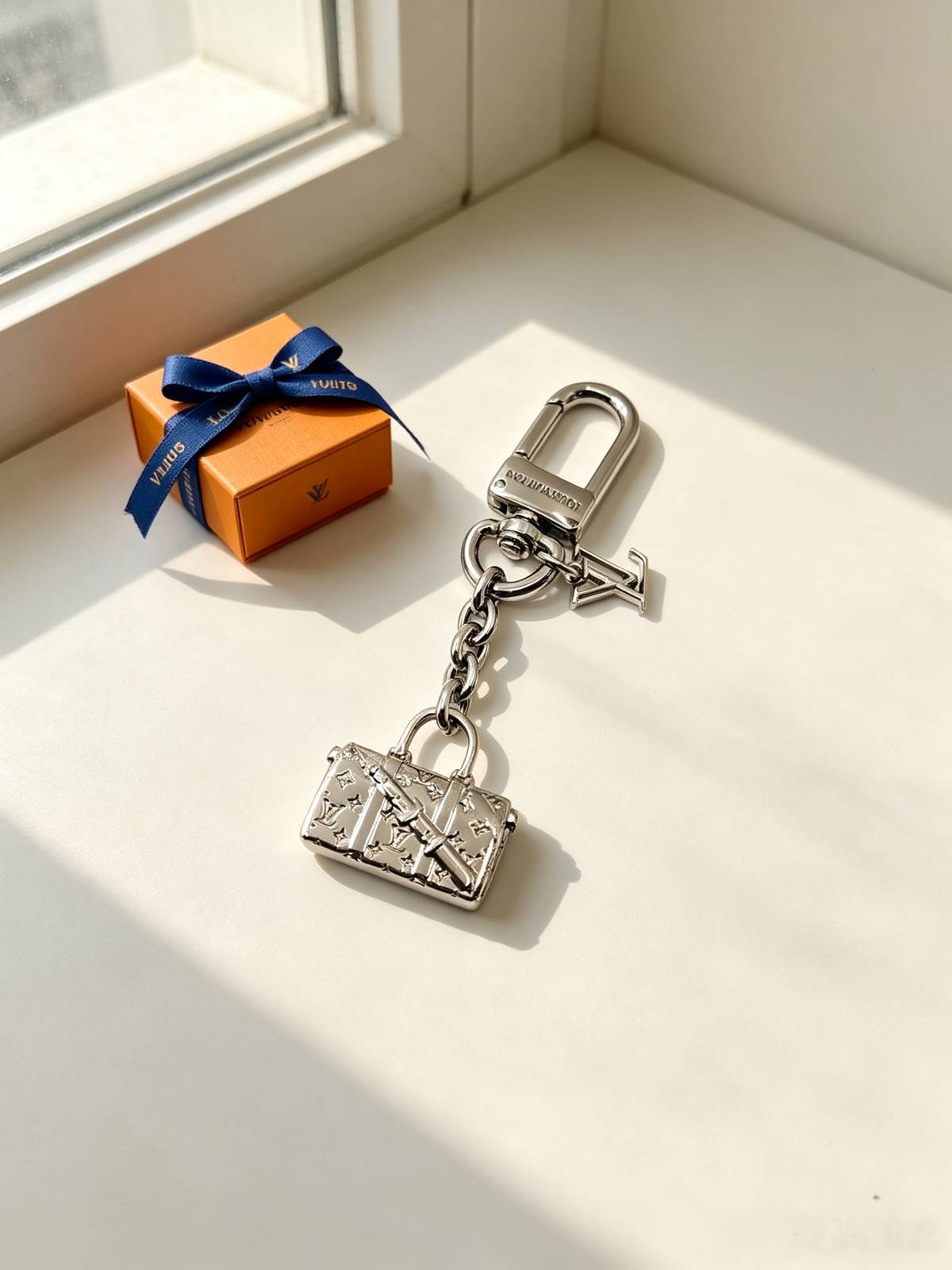LOUIS VUITTON ルイヴィトン レディース キーホルダー モノグラム カデナ ブランドアクセサリー ギフト - 画像 2