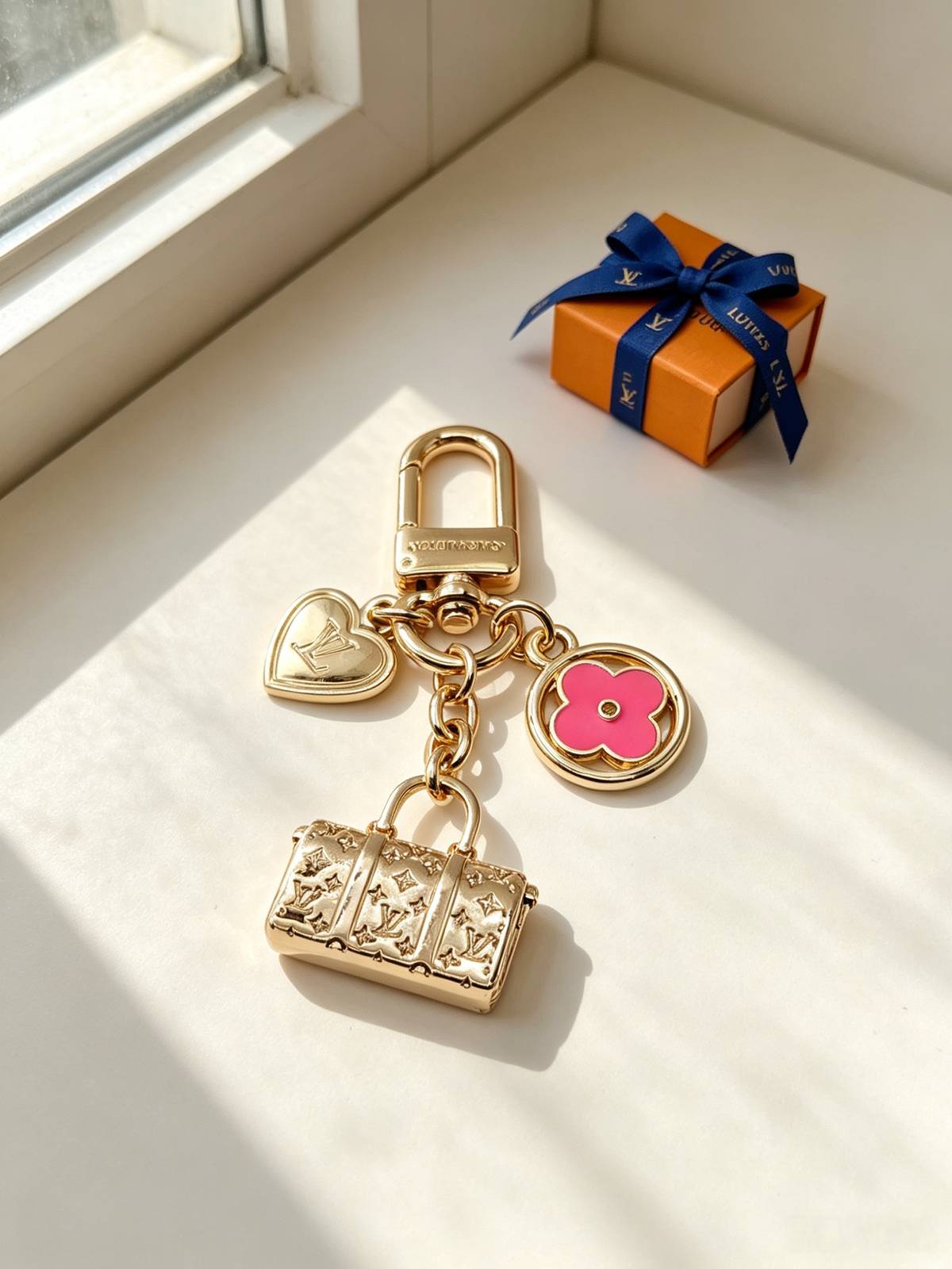 LOUIS VUITTON ルイヴィトン レディース キーホルダー モノグラム シルバーカラー ブランドアクセサリー 使いやすい プレゼント - 画像 3