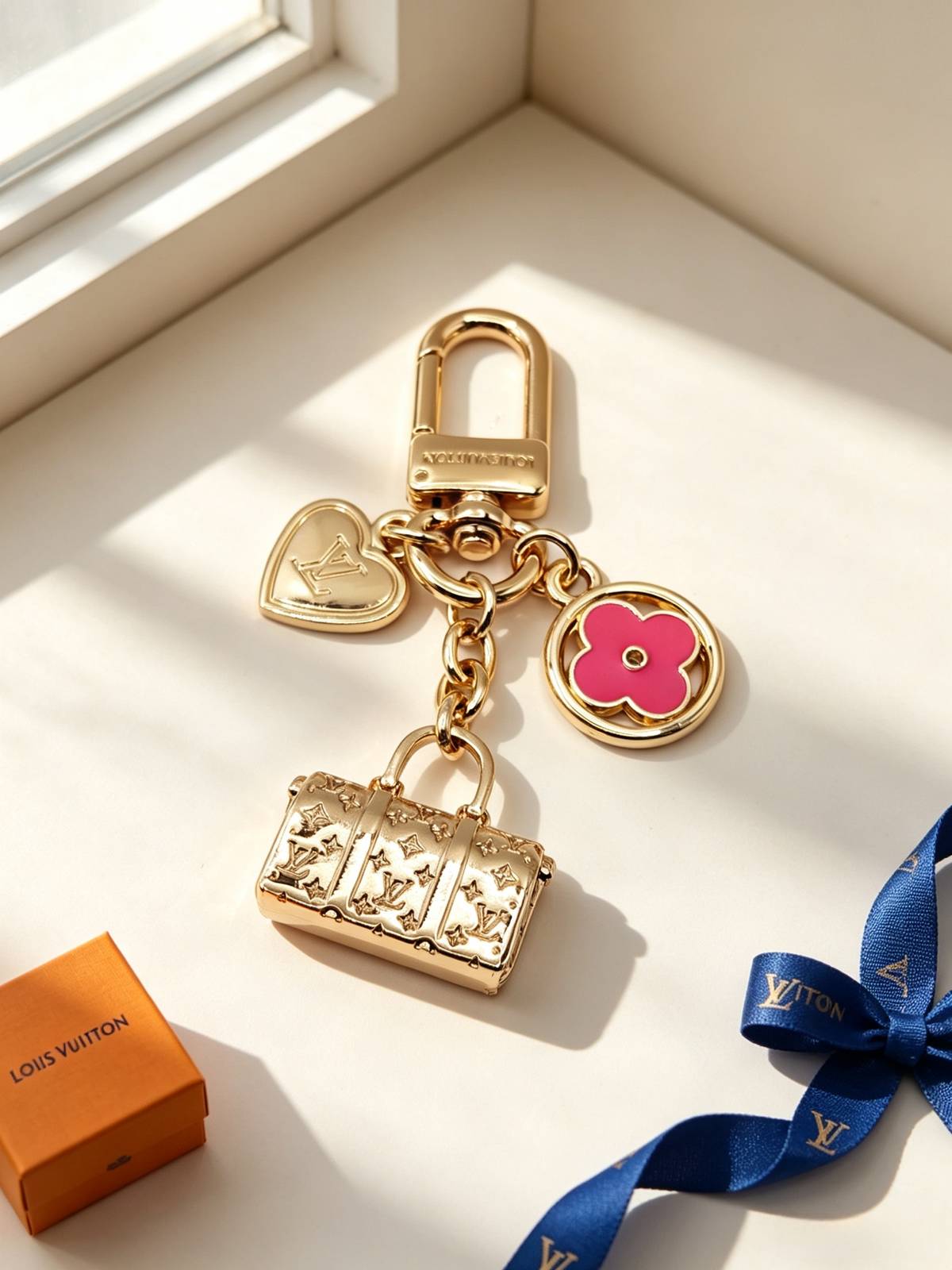 LOUIS VUITTON ルイヴィトン レディース キーホルダー モノグラム シルバーカラー ブランドアクセサリー 使いやすい プレゼント - 画像 4
