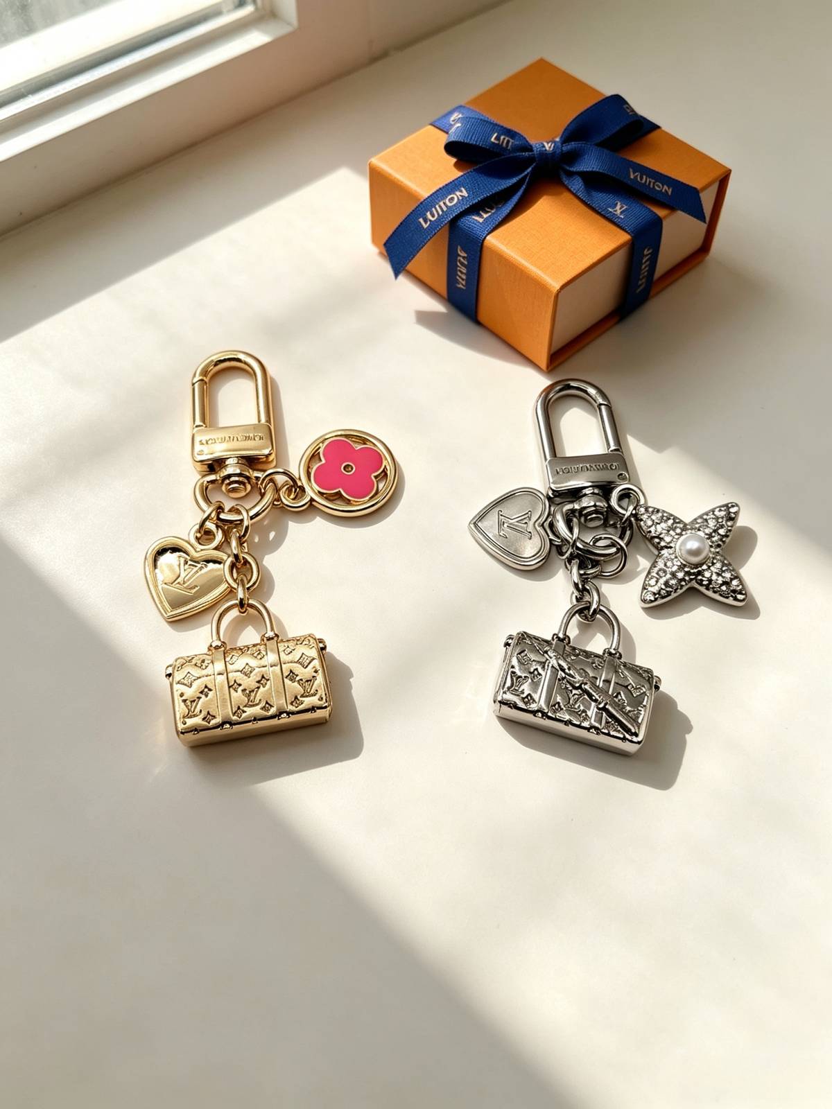 LOUIS VUITTON ルイヴィトン レディース キーホルダー モノグラム シルバーカラー ブランドアクセサリー 使いやすい プレゼント - 画像 7