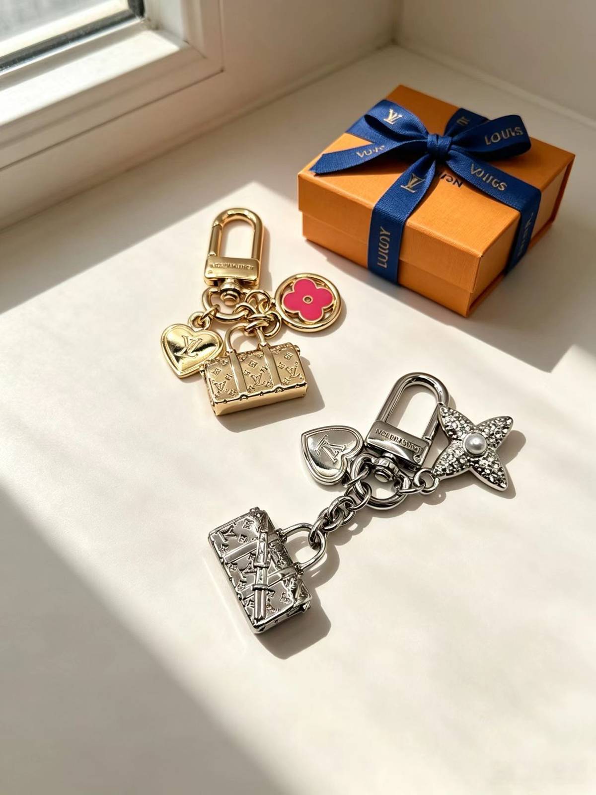 LOUIS VUITTON ルイヴィトン レディース キーホルダー モノグラム シルバーカラー ブランドアクセサリー 使いやすい プレゼント - 画像 8
