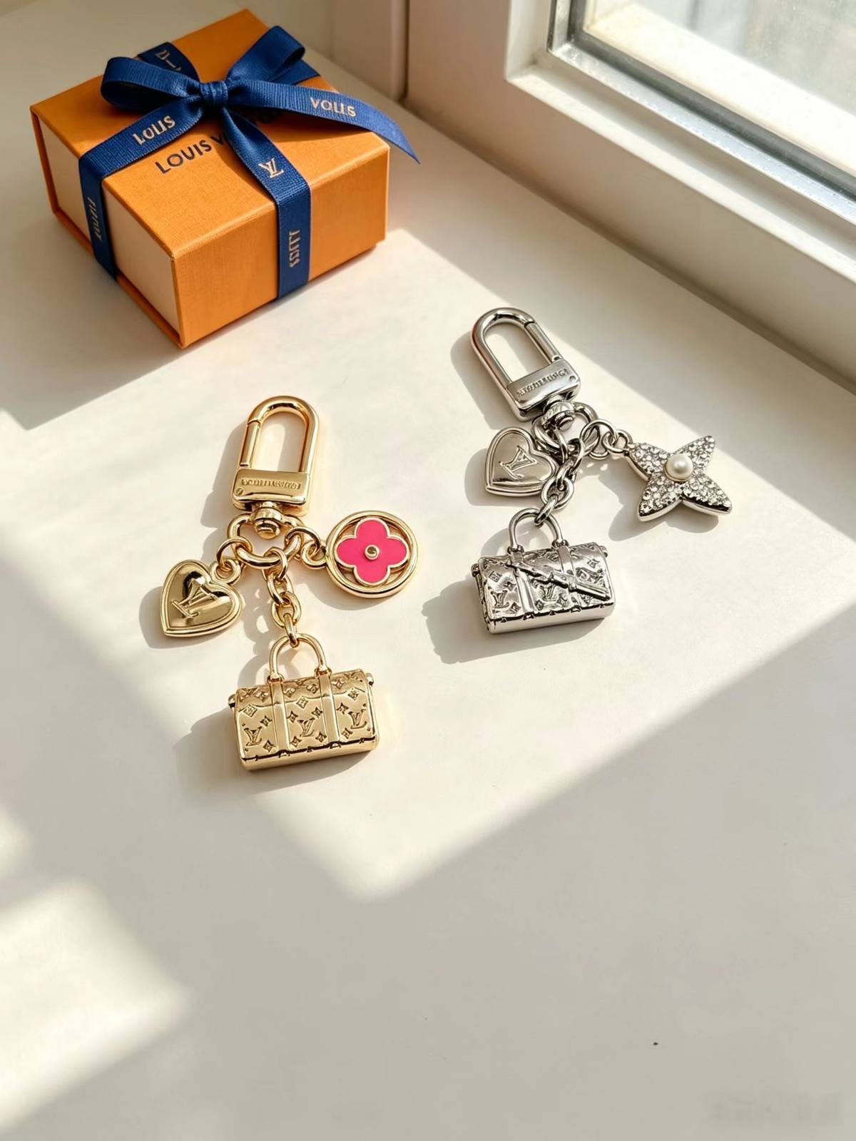 LOUIS VUITTON ルイヴィトン レディース キーホルダー モノグラム シルバーカラー ブランドアクセサリー 使いやすい プレゼント - 画像 9
