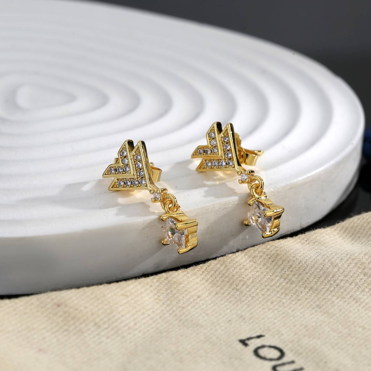 LOUIS VUITTON ルイヴィトン レディース ピアス エセンシャル V メタル シルバーカラー ブランドアクセサリー ロゴピアス
