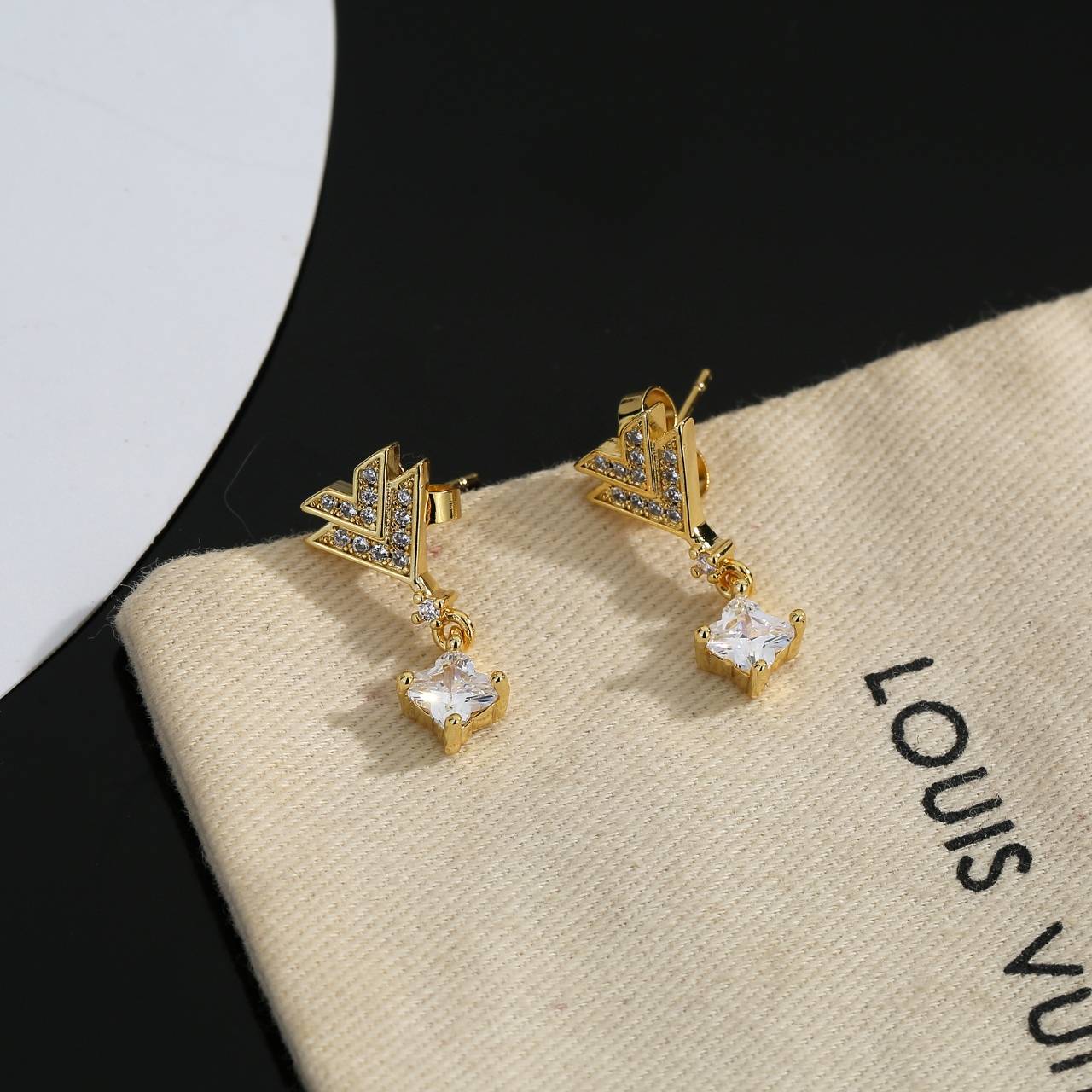 LOUIS VUITTON ルイヴィトン レディース ピアス エセンシャル V メタル シルバーカラー ブランドアクセサリー ロゴピアス - 画像 2