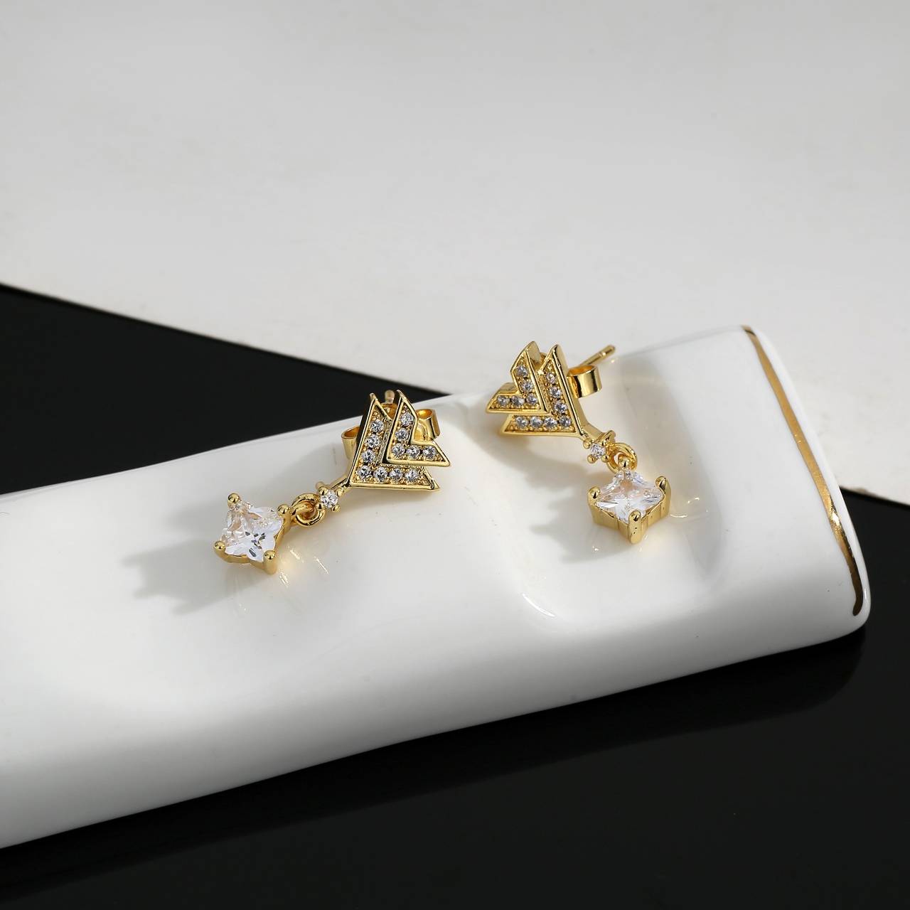 LOUIS VUITTON ルイヴィトン レディース ピアス エセンシャル V メタル シルバーカラー ブランドアクセサリー ロゴピアス - 画像 3