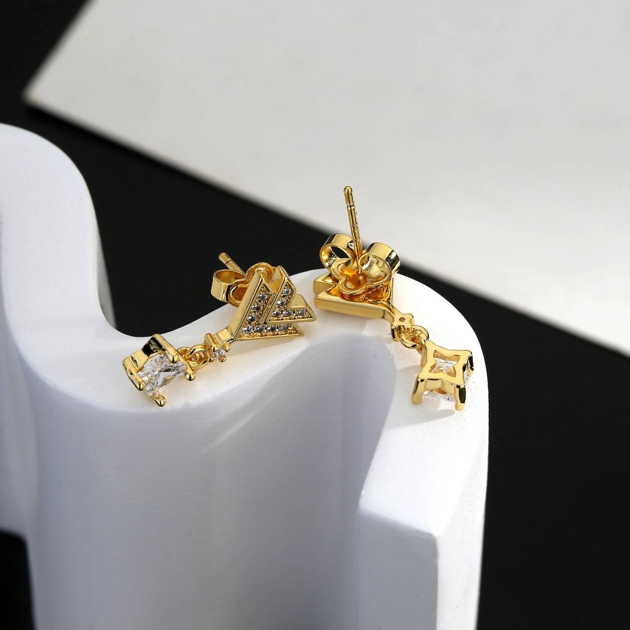 LOUIS VUITTON ルイヴィトン レディース ピアス エセンシャル V メタル シルバーカラー ブランドアクセサリー ロゴピアス - 画像 4