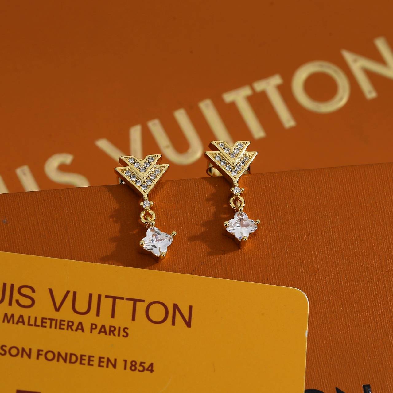 LOUIS VUITTON ルイヴィトン レディース ピアス エセンシャル V メタル シルバーカラー ブランドアクセサリー ロゴピアス - 画像 5