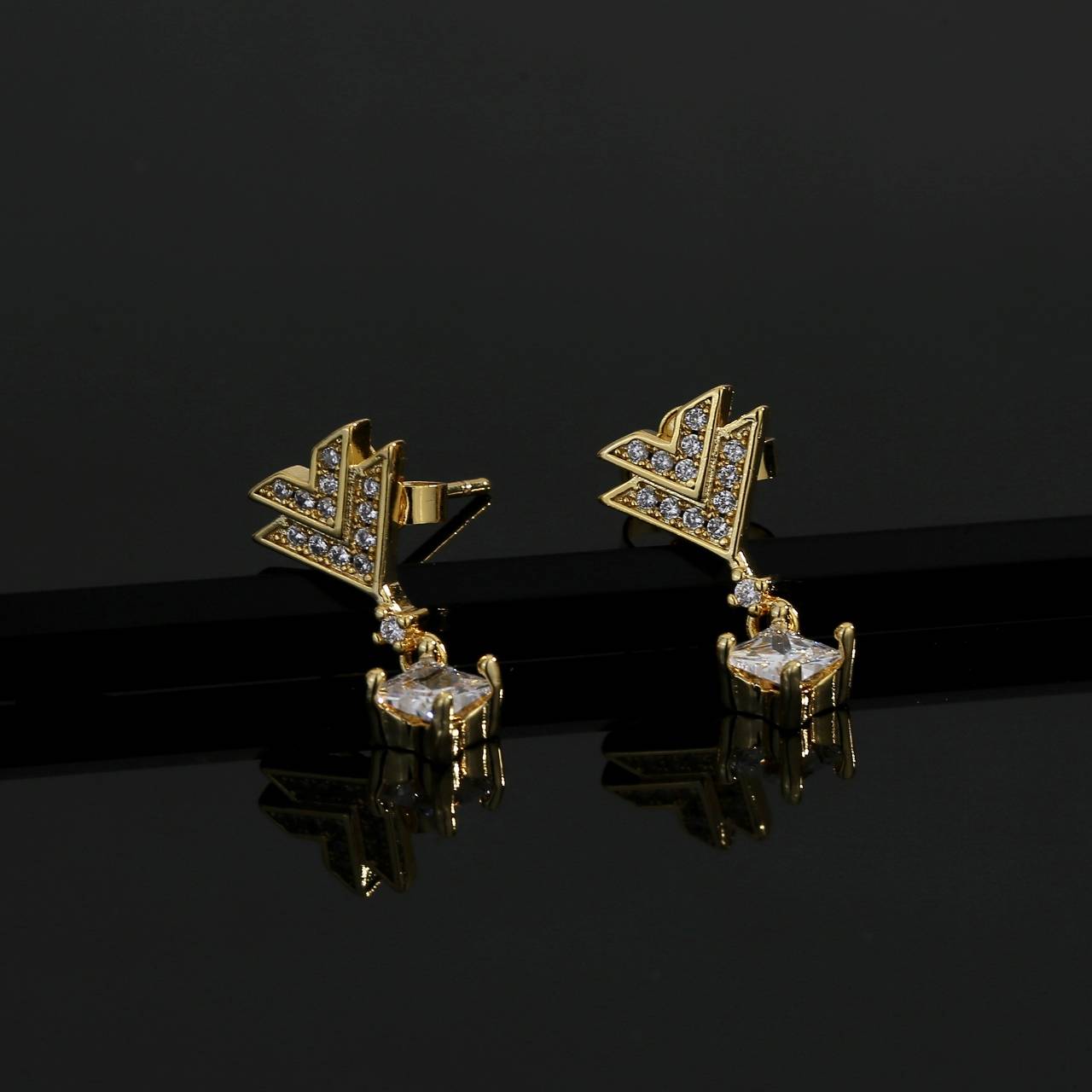 LOUIS VUITTON ルイヴィトン レディース ピアス エセンシャル V メタル シルバーカラー ブランドアクセサリー ロゴピアス - 画像 6
