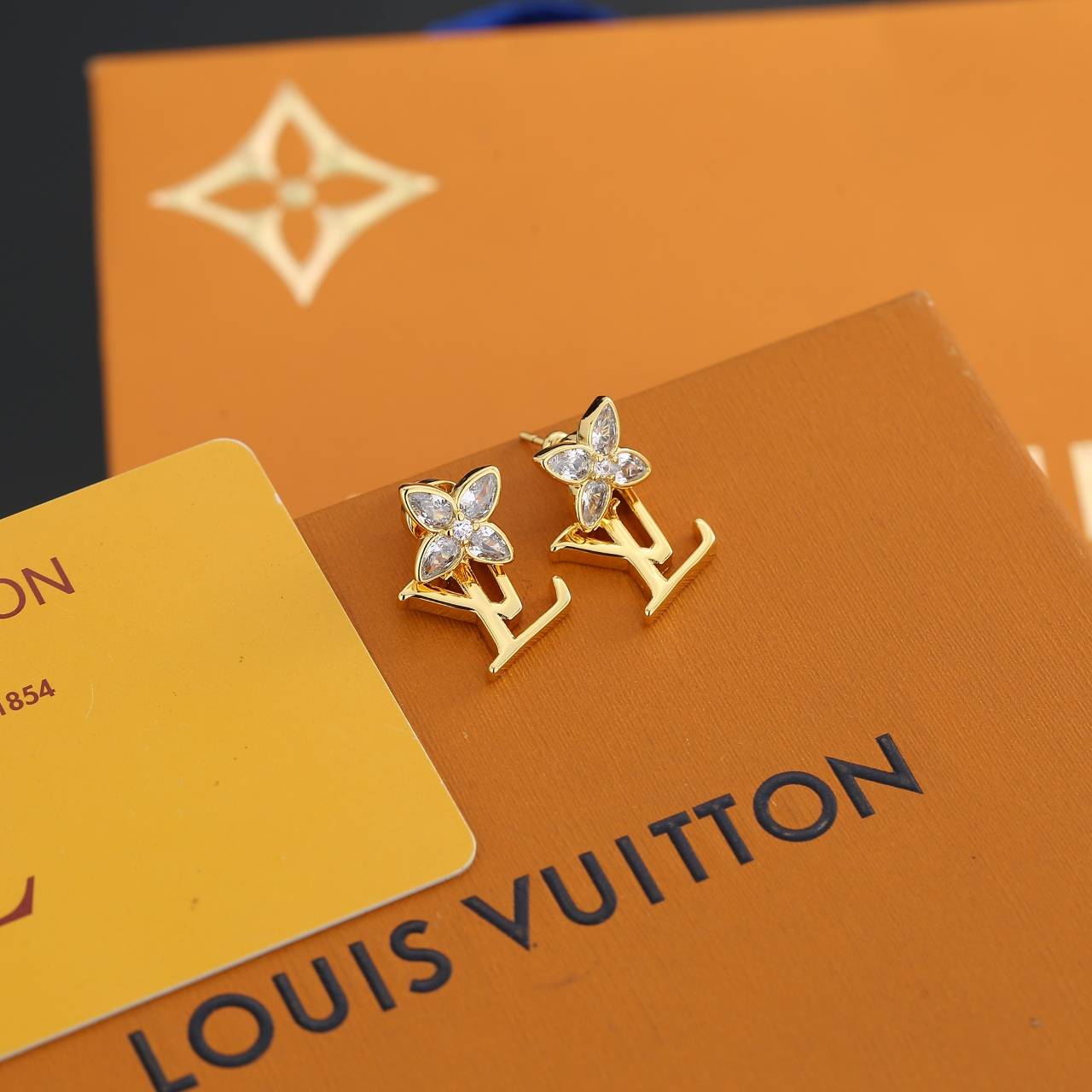 LOUIS VUITTON ルイヴィトン レディース ピアス LVイニシャル ダイヤモンド ゴールド仕上げ ブランドアクセサリー 普段使い