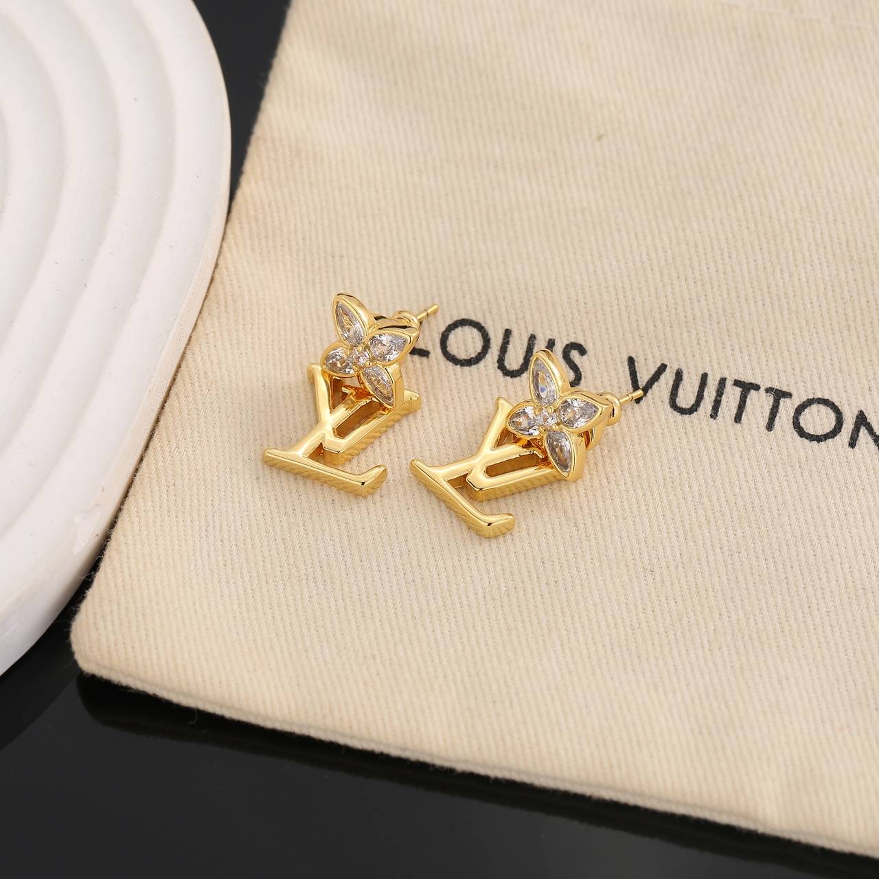 LOUIS VUITTON ルイヴィトン レディース ピアス LVイニシャル ダイヤモンド ゴールド仕上げ ブランドアクセサリー 普段使い - 画像 2