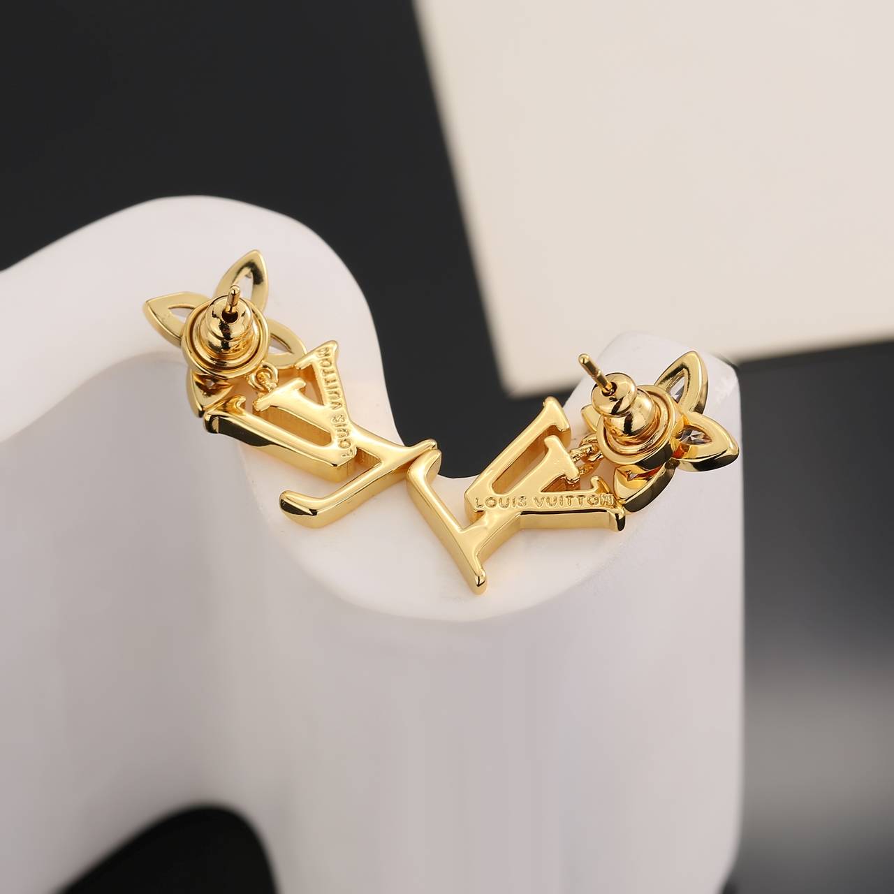 LOUIS VUITTON ルイヴィトン レディース ピアス LVイニシャル ダイヤモンド ゴールド仕上げ ブランドアクセサリー 普段使い - 画像 3