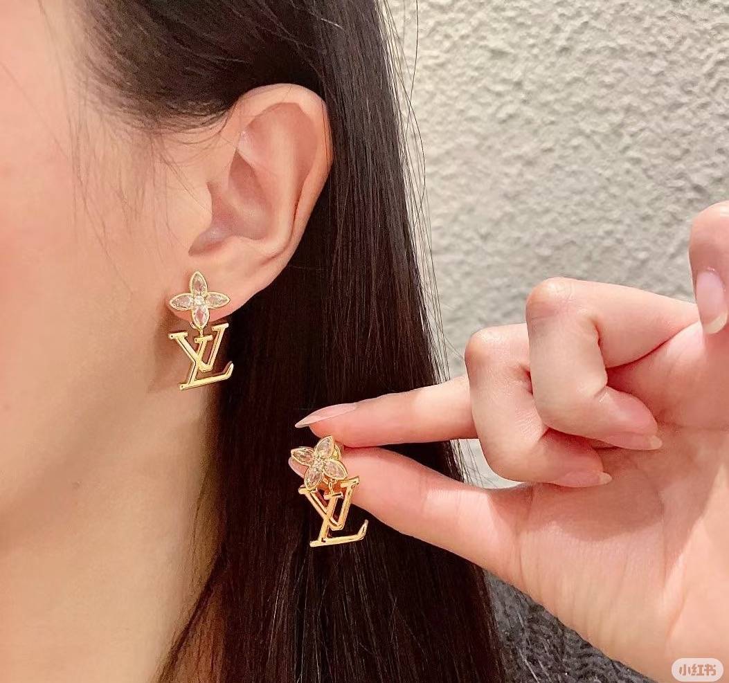 LOUIS VUITTON ルイヴィトン レディース ピアス LVイニシャル ダイヤモンド ゴールド仕上げ ブランドアクセサリー 普段使い - 画像 4