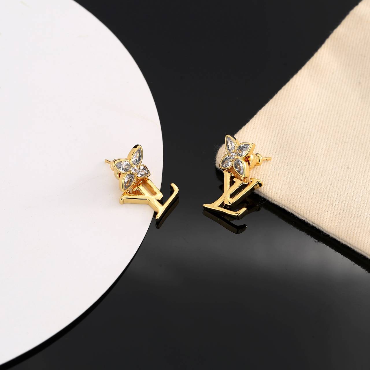 LOUIS VUITTON ルイヴィトン レディース ピアス LVイニシャル ダイヤモンド ゴールド仕上げ ブランドアクセサリー 普段使い - 画像 5