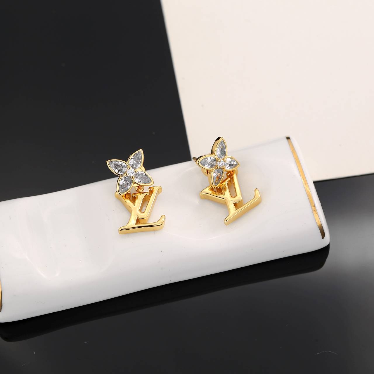 LOUIS VUITTON ルイヴィトン レディース ピアス LVイニシャル ダイヤモンド ゴールド仕上げ ブランドアクセサリー 普段使い - 画像 6