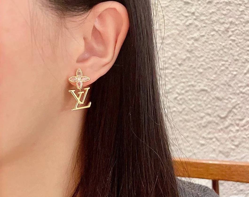 LOUIS VUITTON ルイヴィトン レディース ピアス LVイニシャル ダイヤモンド ゴールド仕上げ ブランドアクセサリー 普段使い - 画像 7