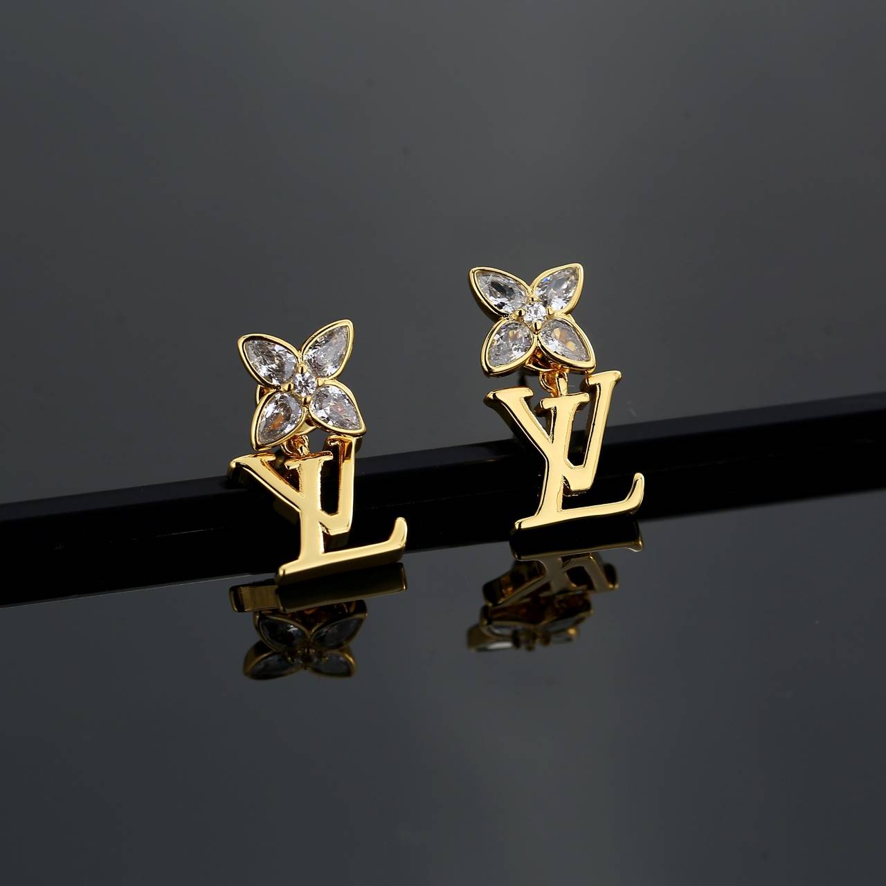 LOUIS VUITTON ルイヴィトン レディース ピアス LVイニシャル ダイヤモンド ゴールド仕上げ ブランドアクセサリー 普段使い - 画像 8