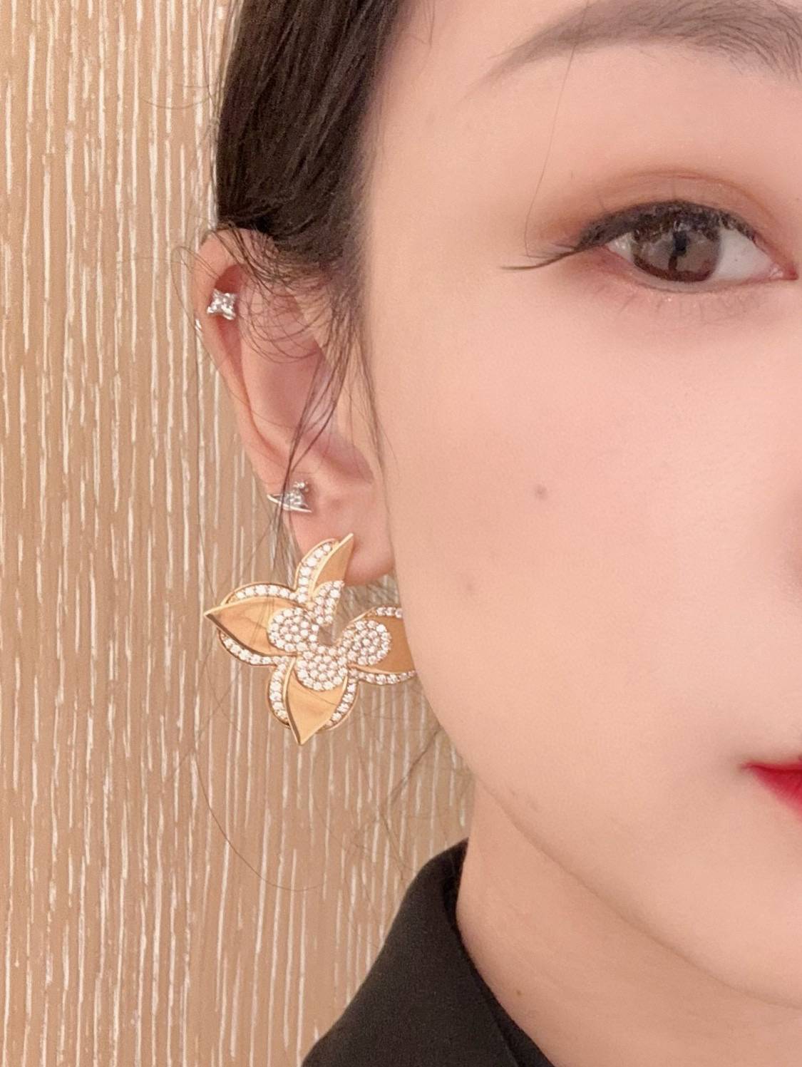 LOUIS VUITTON ルイヴィトン レディース ピアス モノグラム ブロッサム ゴールド仕上げ ブランドアクセサリー 普段使い - 画像 2