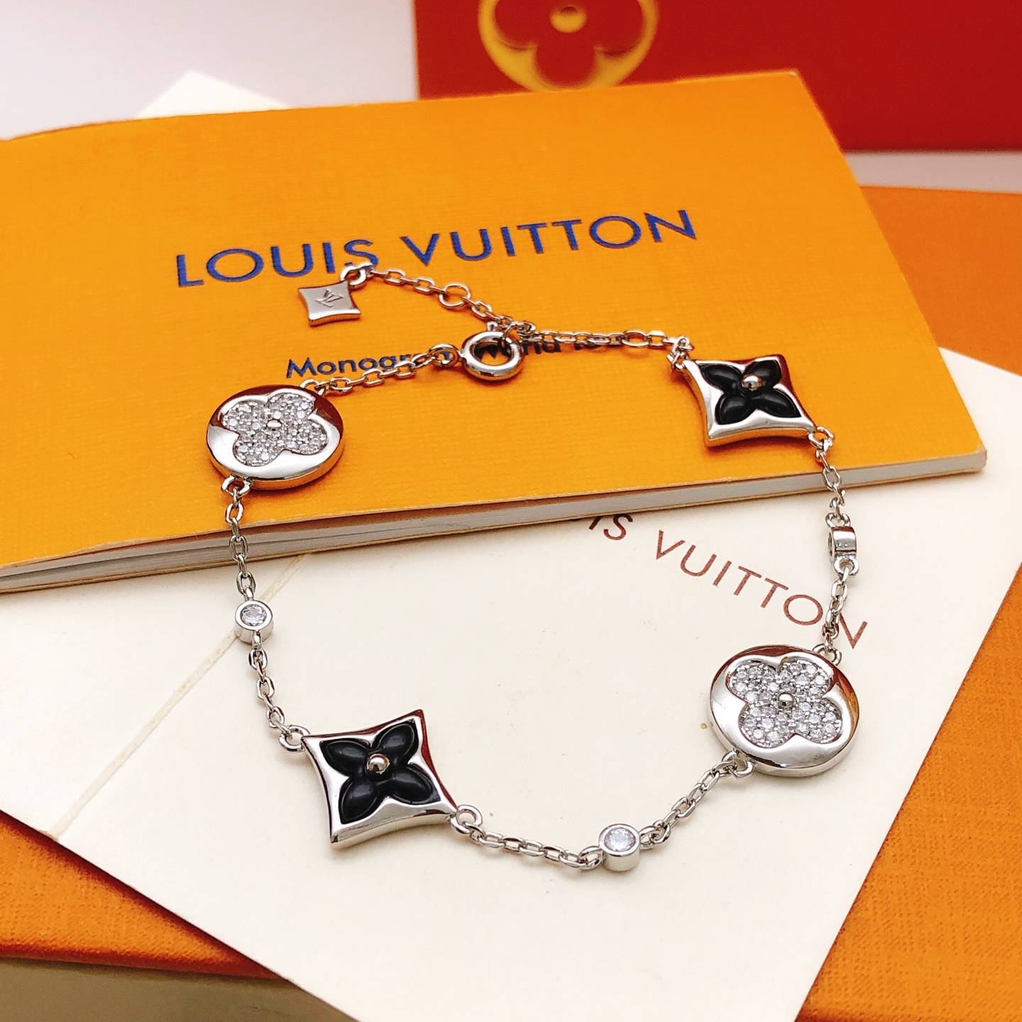 LOUIS VUITTON ルイヴィトン レディース ブレスレット モノグラム エセンシャル V シルバーカラー ゴールド仕上げ ブランドアクセサリー プチギフ