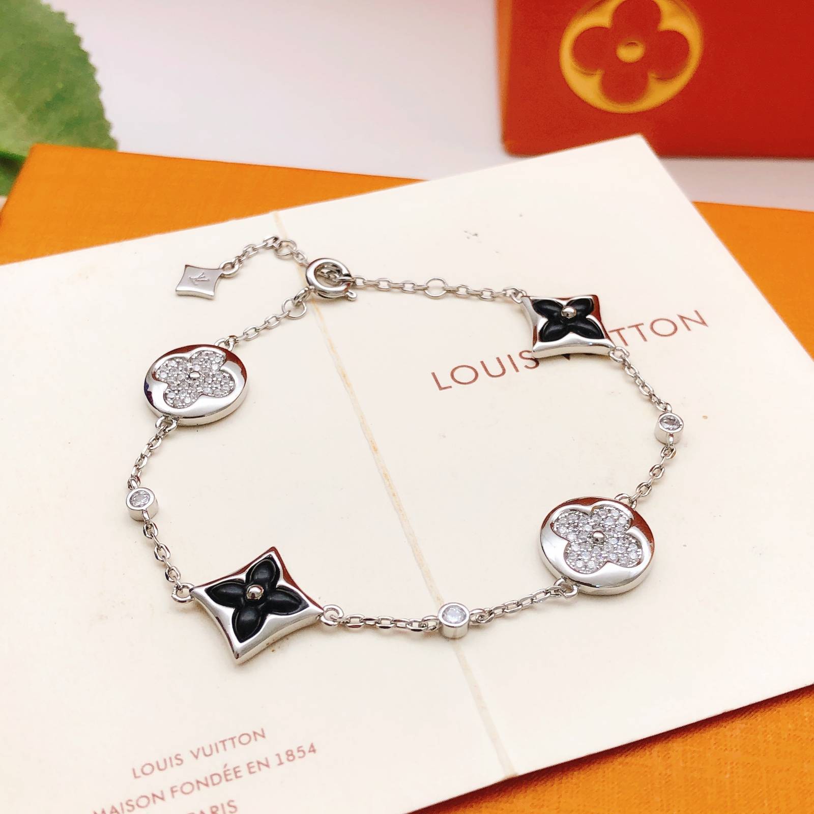 LOUIS VUITTON ルイヴィトン レディース ブレスレット モノグラム エセンシャル V シルバーカラー ゴールド仕上げ ブランドアクセサリー プチギフ - 画像 3