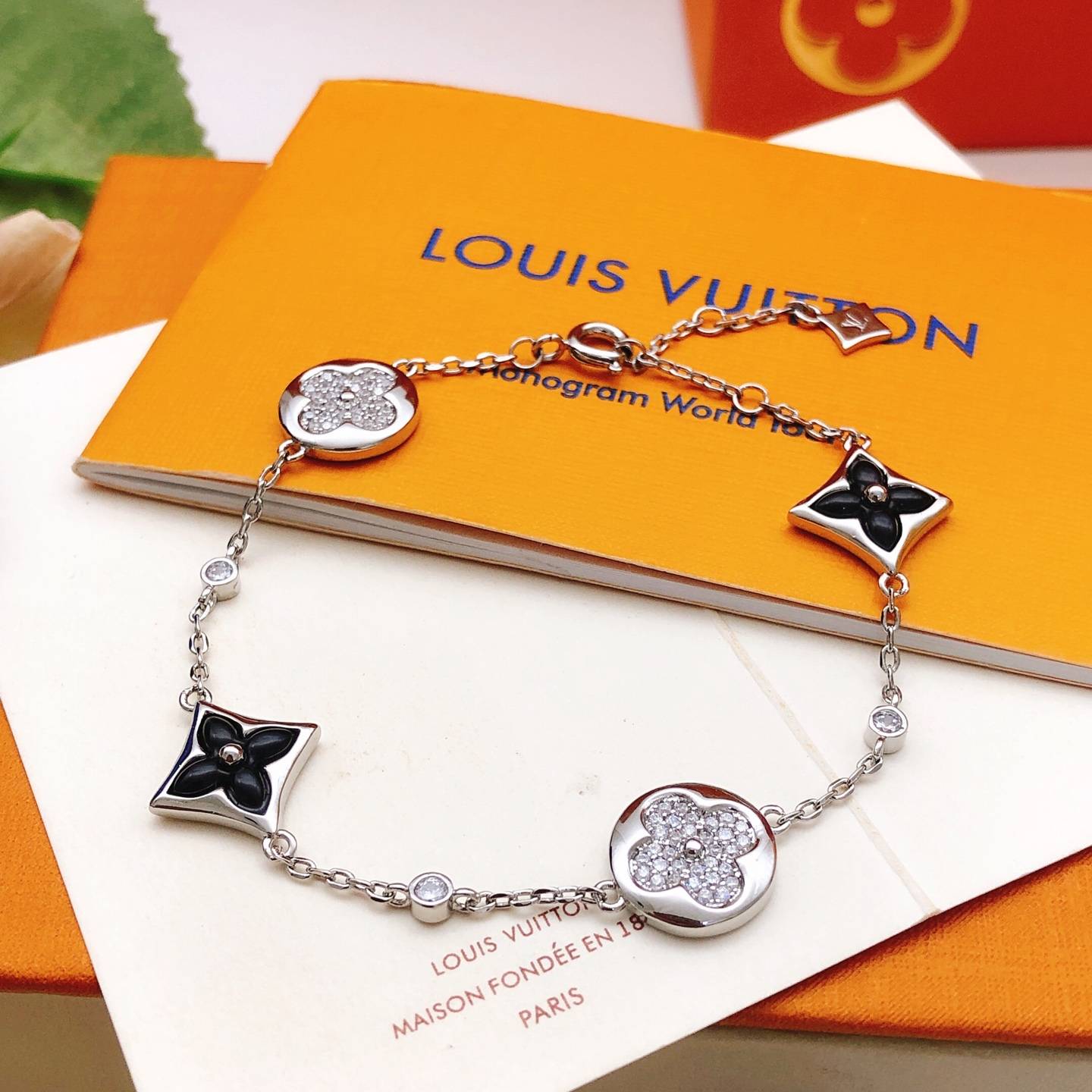 LOUIS VUITTON ルイヴィトン レディース ブレスレット モノグラム エセンシャル V シルバーカラー ゴールド仕上げ ブランドアクセサリー プチギフ - 画像 4