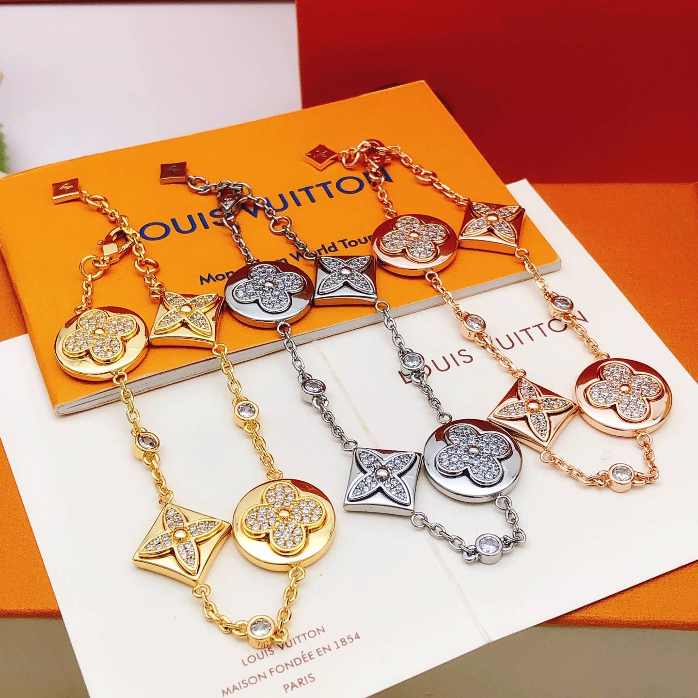LOUIS VUITTON ルイヴィトン レディース ブレスレット モノグラム エセンシャル V シルバーカラー ブランドアクセサリー トレンド ギフト - 画像 2
