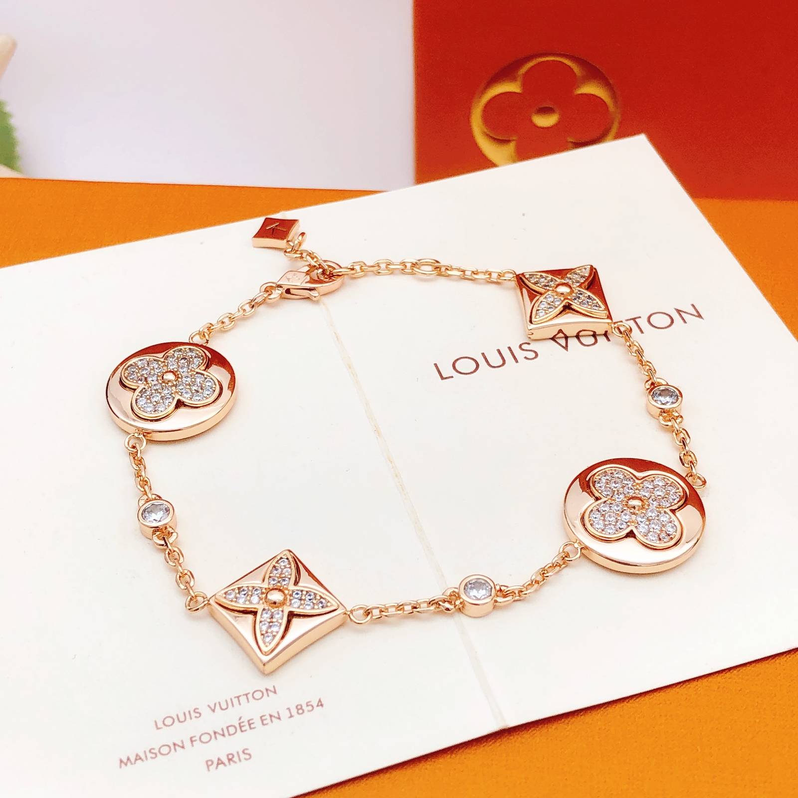LOUIS VUITTON ルイヴィトン レディース ブレスレット モノグラム エセンシャル V シルバーカラー ブランドアクセサリー トレンド ギフト - 画像 3