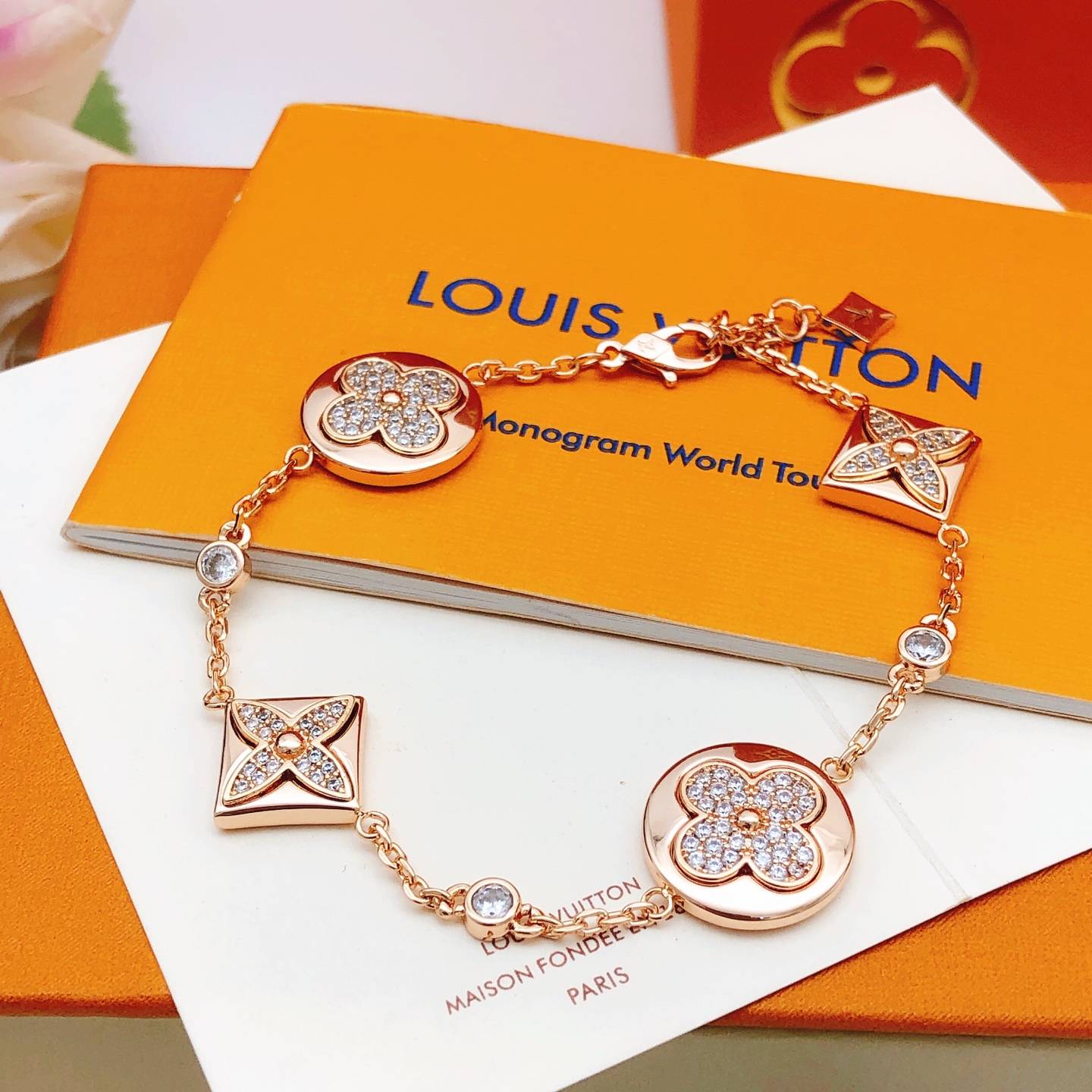 LOUIS VUITTON ルイヴィトン レディース ブレスレット モノグラム エセンシャル V シルバーカラー ブランドアクセサリー トレンド ギフト - 画像 4