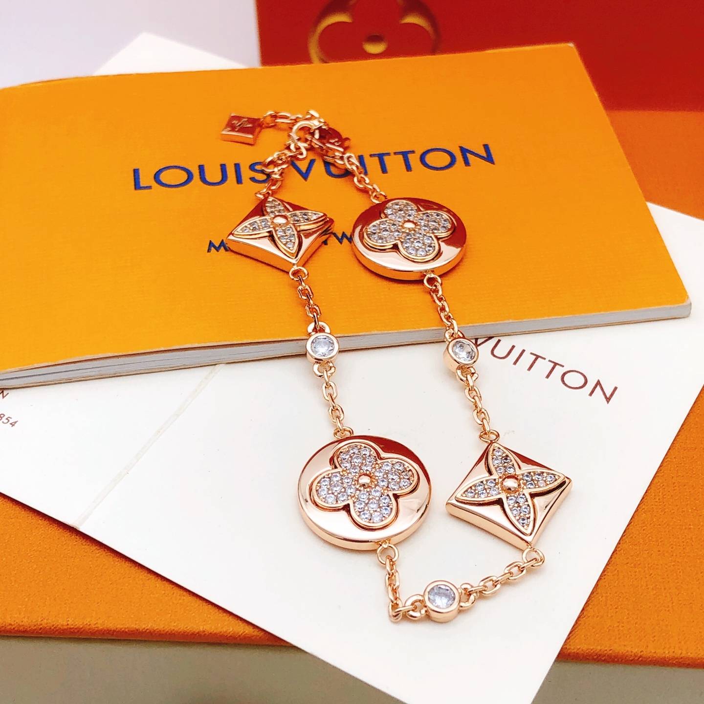 LOUIS VUITTON ルイヴィトン レディース ブレスレット モノグラム エセンシャル V シルバーカラー ブランドアクセサリー トレンド ギフト - 画像 6
