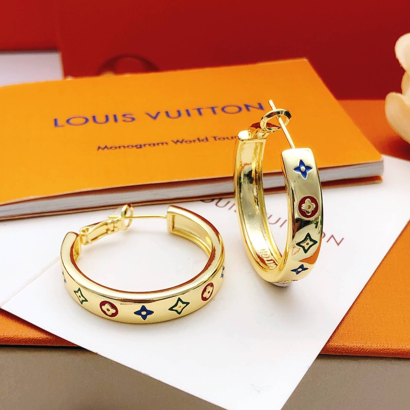 LOUIS VUITTON ルイヴィトン レディース ピアス モノグラム メタル シルバーカラー ロゴピアス 普段使い ブランドアクセサリー