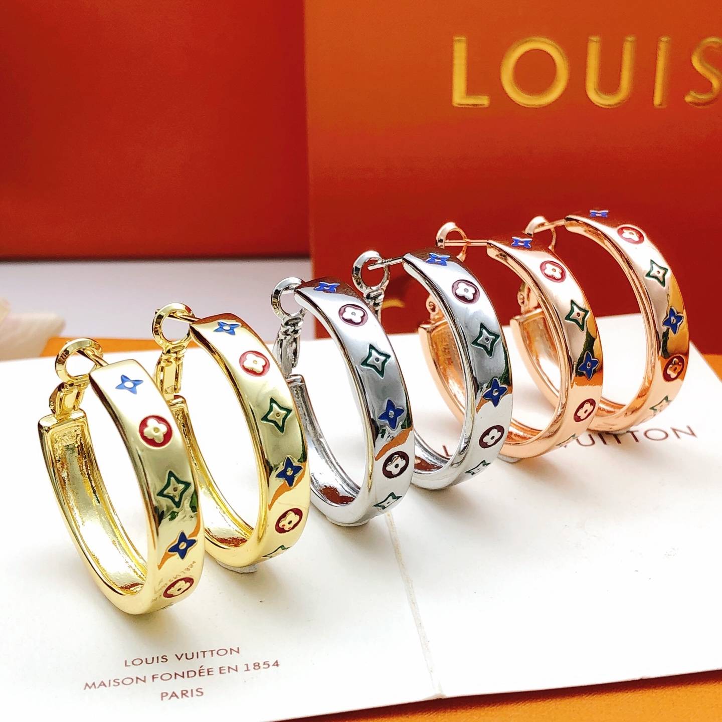 LOUIS VUITTON ルイヴィトン レディース ピアス モノグラム メタル シルバーカラー ロゴピアス 普段使い ブランドアクセサリー - 画像 3