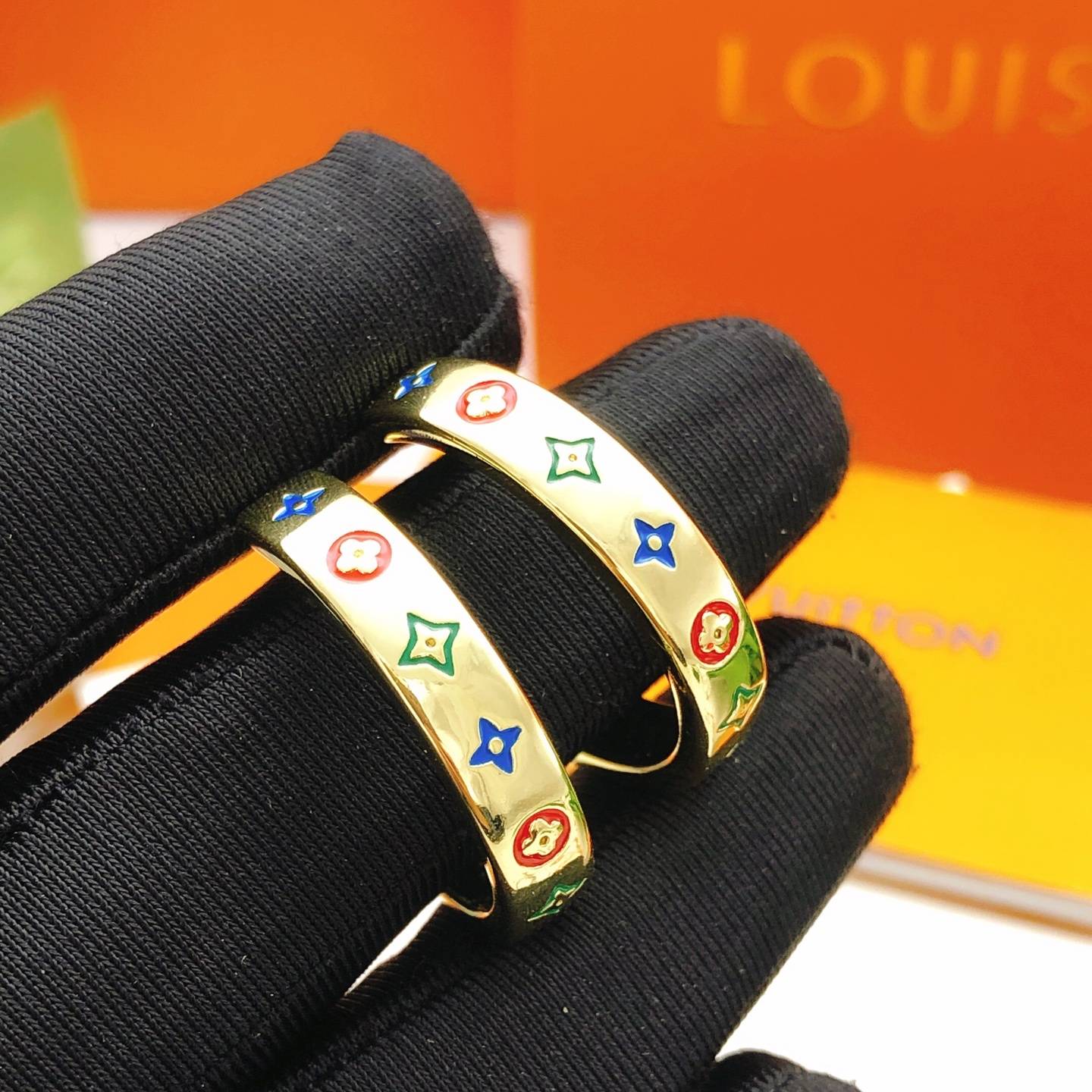 LOUIS VUITTON ルイヴィトン レディース ピアス モノグラム メタル シルバーカラー ロゴピアス 普段使い ブランドアクセサリー - 画像 4
