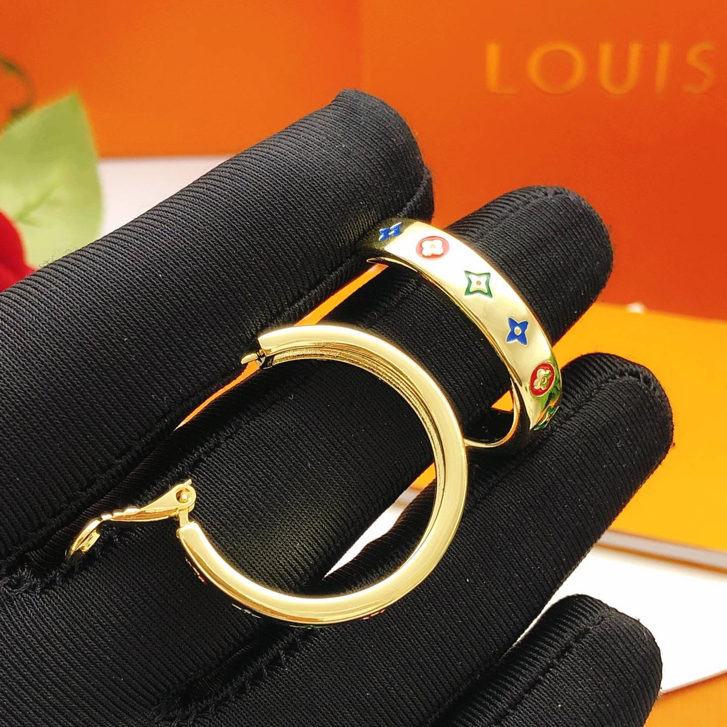 LOUIS VUITTON ルイヴィトン レディース ピアス モノグラム メタル シルバーカラー ロゴピアス 普段使い ブランドアクセサリー - 画像 5