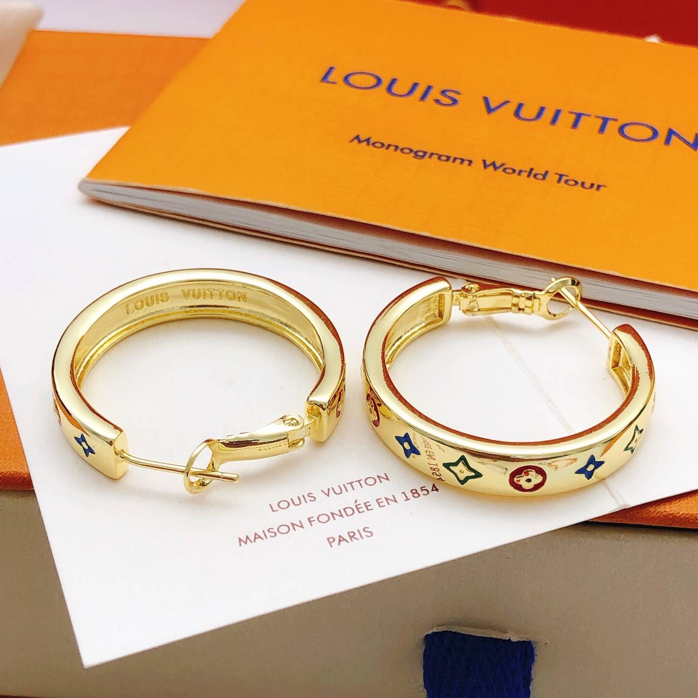 LOUIS VUITTON ルイヴィトン レディース ピアス モノグラム メタル シルバーカラー ロゴピアス 普段使い ブランドアクセサリー - 画像 6