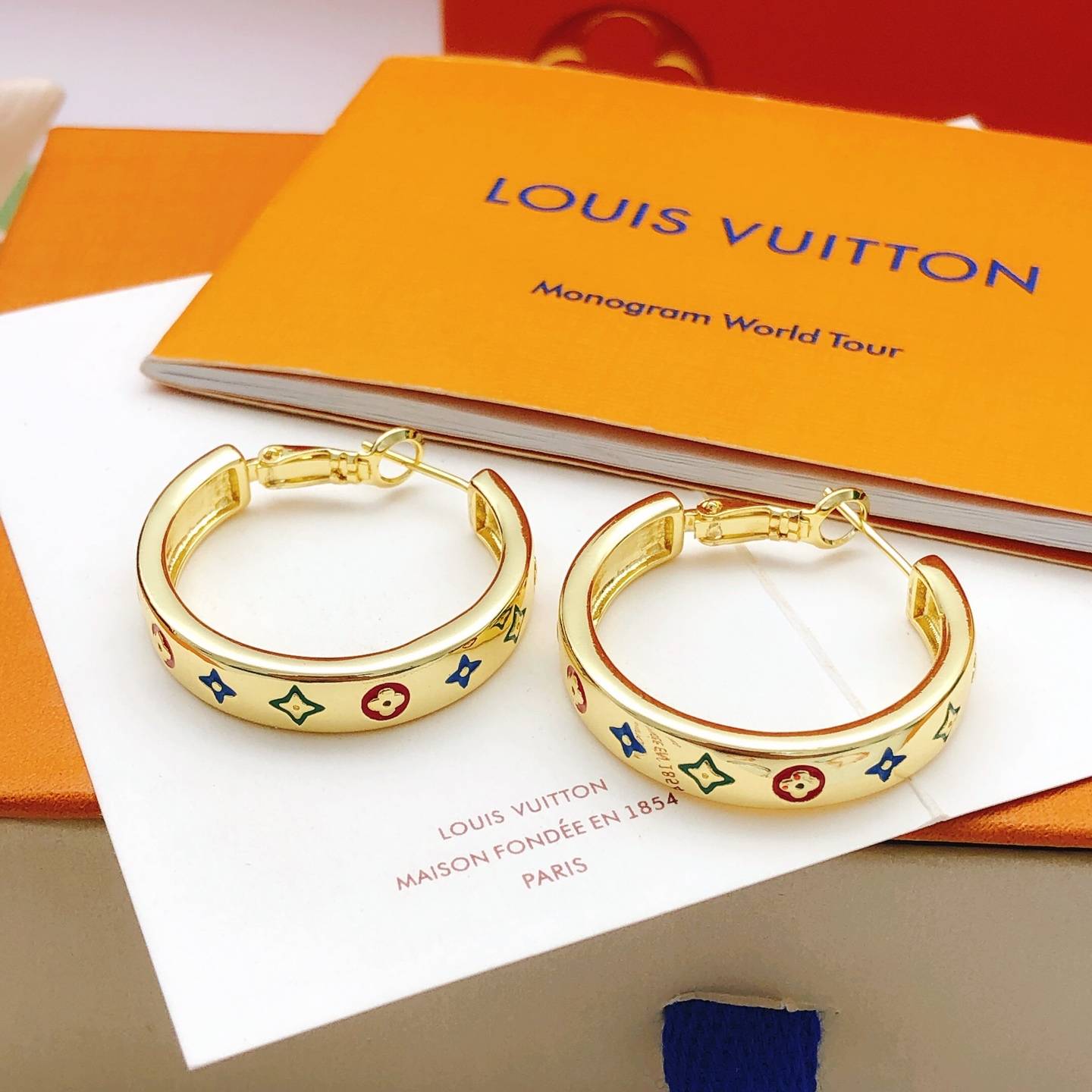 LOUIS VUITTON ルイヴィトン レディース ピアス モノグラム メタル シルバーカラー ロゴピアス 普段使い ブランドアクセサリー - 画像 7