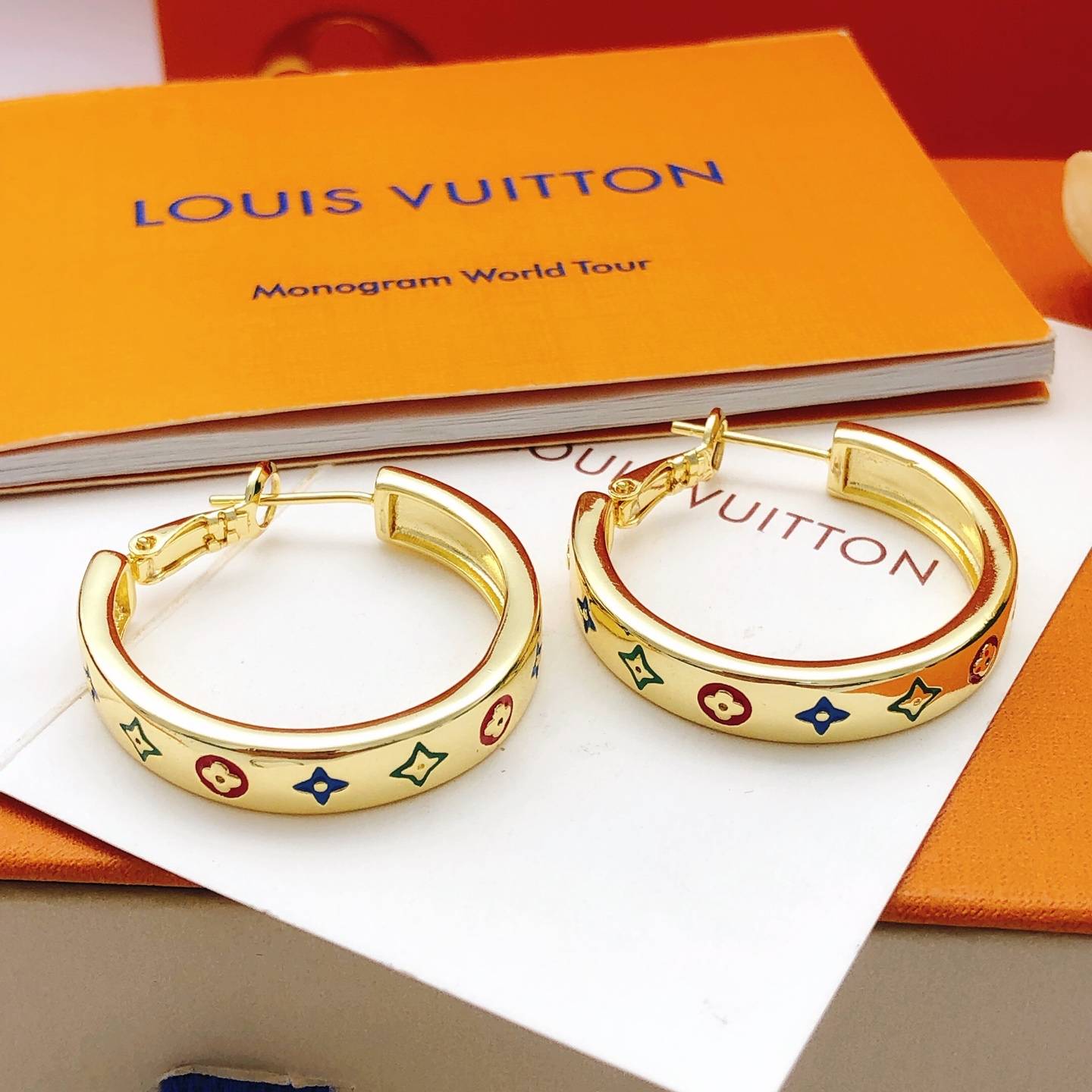 LOUIS VUITTON ルイヴィトン レディース ピアス モノグラム メタル シルバーカラー ロゴピアス 普段使い ブランドアクセサリー - 画像 8