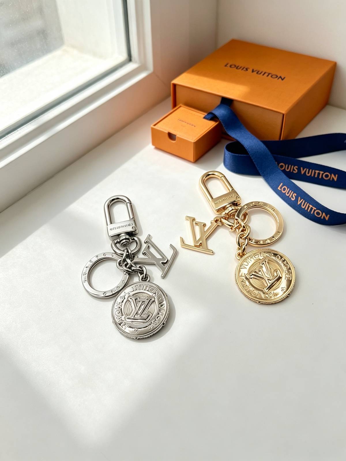 LOUIS VUITTON ルイヴィトン レディース キーホルダー LVイニシャル モノグラム ブラスレ シルバーカラー ブラウン キーチェーン ブランドアクセ
