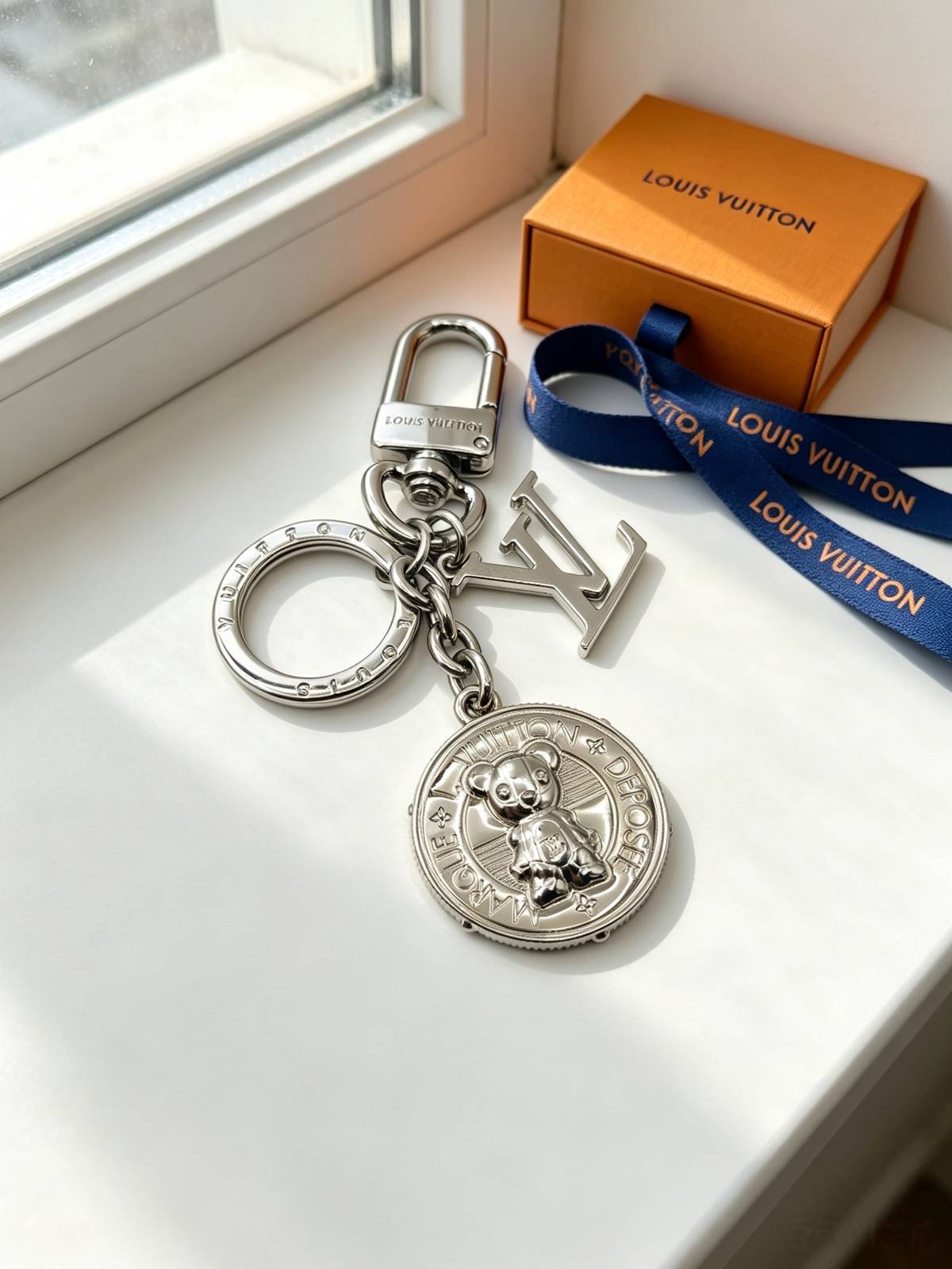 LOUIS VUITTON ルイヴィトン レディース キーホルダー LVイニシャル モノグラム ブラスレ シルバーカラー ブラウン キーチェーン ブランドアクセ - 画像 2