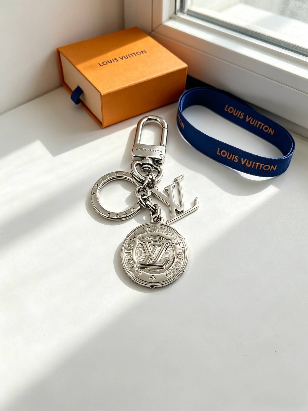 LOUIS VUITTON ルイヴィトン レディース キーホルダー LVイニシャル モノグラム ブラスレ シルバーカラー ブラウン キーチェーン ブランドアクセ - 画像 3
