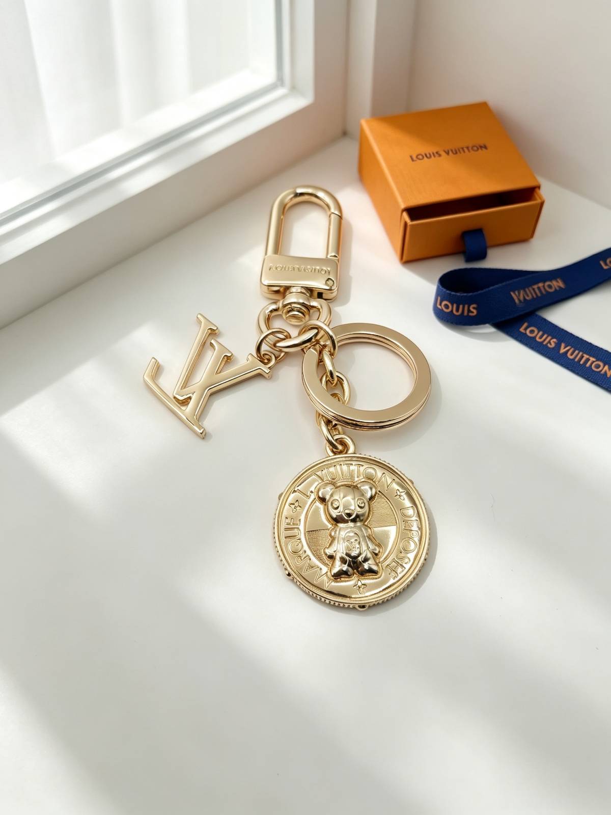 LOUIS VUITTON ルイヴィトン レディース キーホルダー LVイニシャル モノグラム ブラスレ シルバーカラー ブラウン キーチェーン ブランドアクセ - 画像 5